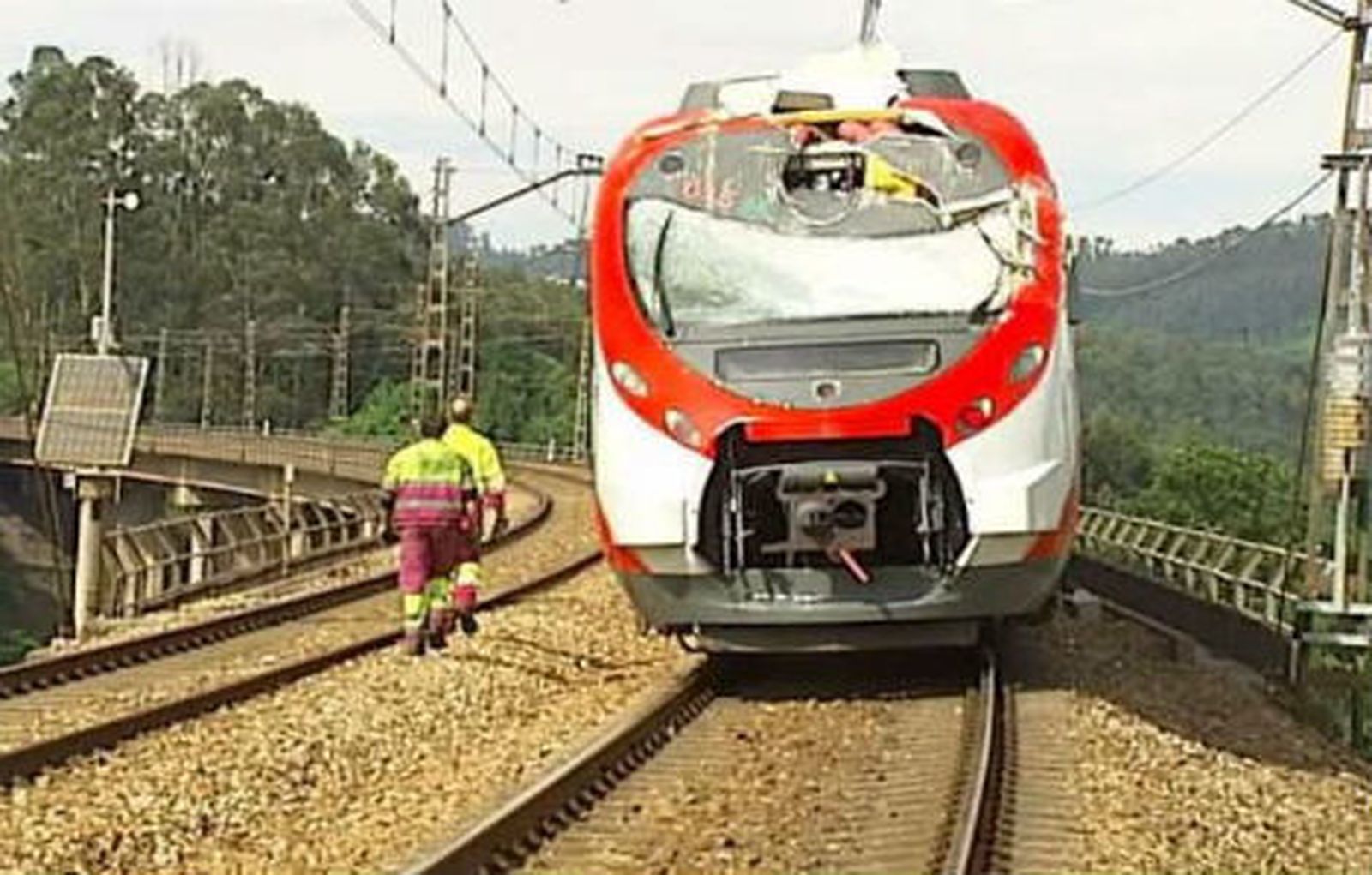 Un herido grave al chocar un tren con una barricada de troncos en Gijón
