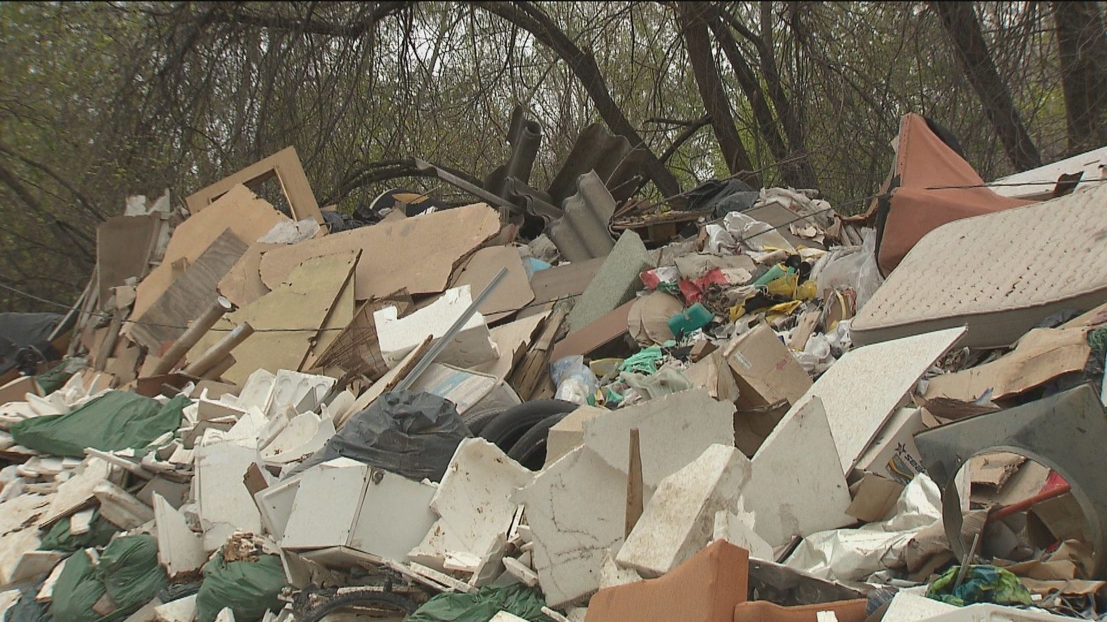Toneladas de basura y escombros se siguen acumulando en el Río Jarama en San Fernando de Henares