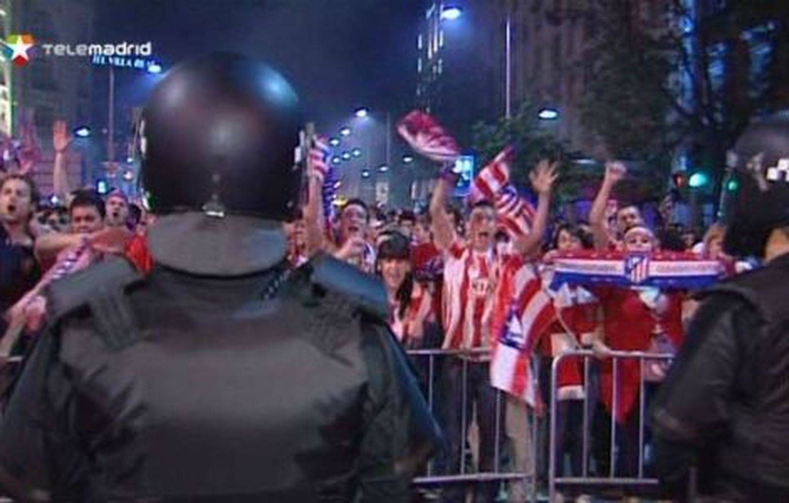 Miles de aficionados celebran en Neptuno la Liga Europa