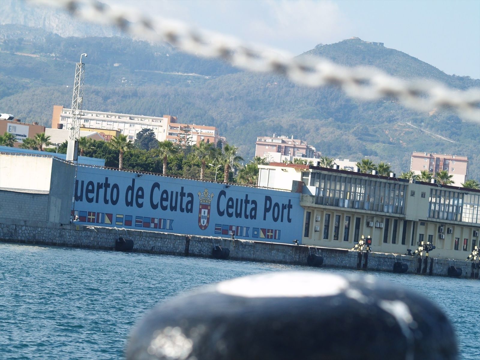 El Gobierno asume el control del puerto de Ceuta para instalar un campamento de acogida