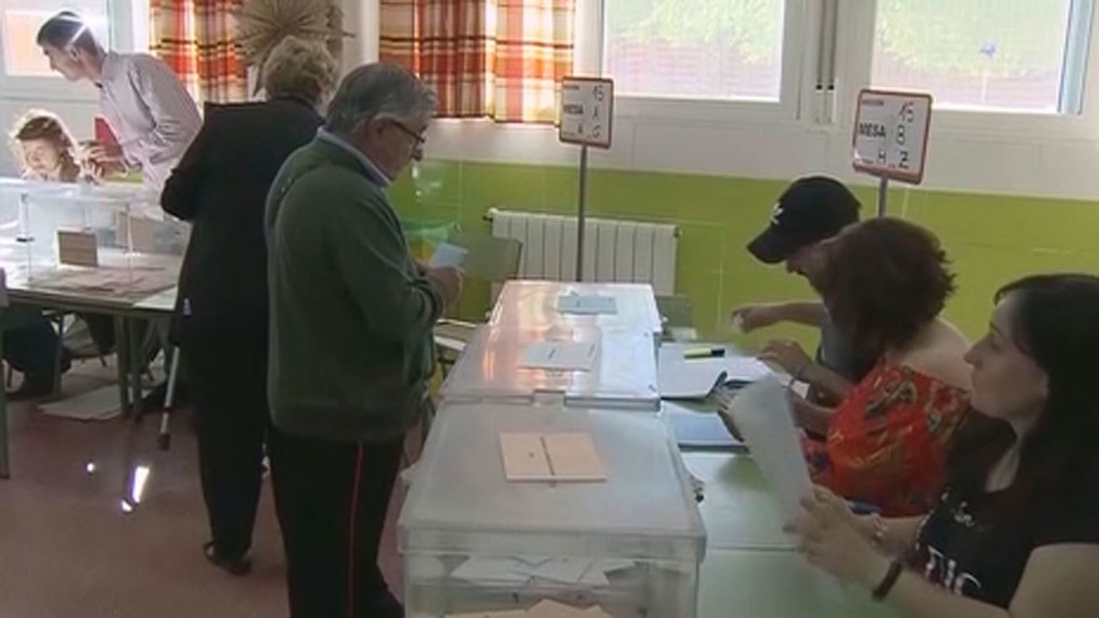 La participación en las autonómicas de Madrid con el  57,91 % cae algo más de un punto respecto a 2015
