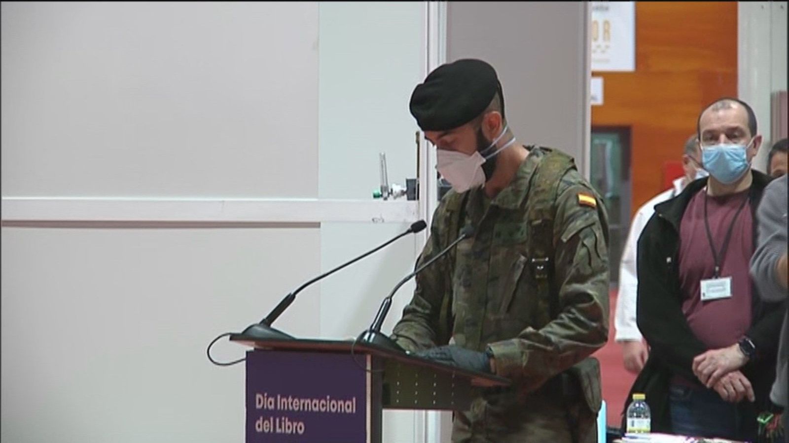 Pacientes y sanitarios del hospital de Ifema leen pasajes del Quijote en el Día del Libro