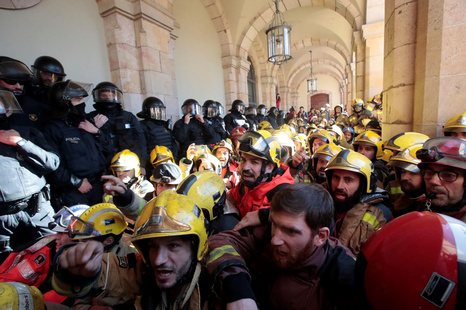 Tensión en el Parlamento Catalán en el tercer día de huelgas y manifestaciones