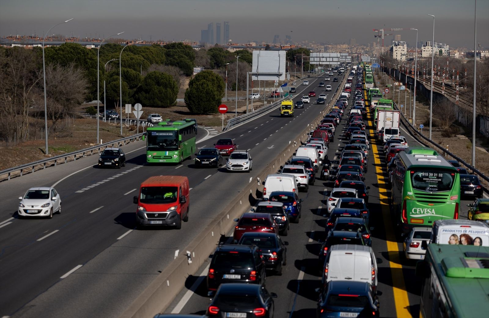Tráfico de entrada a Madrid en la A-5 con el carril bus habilitado durante las obras