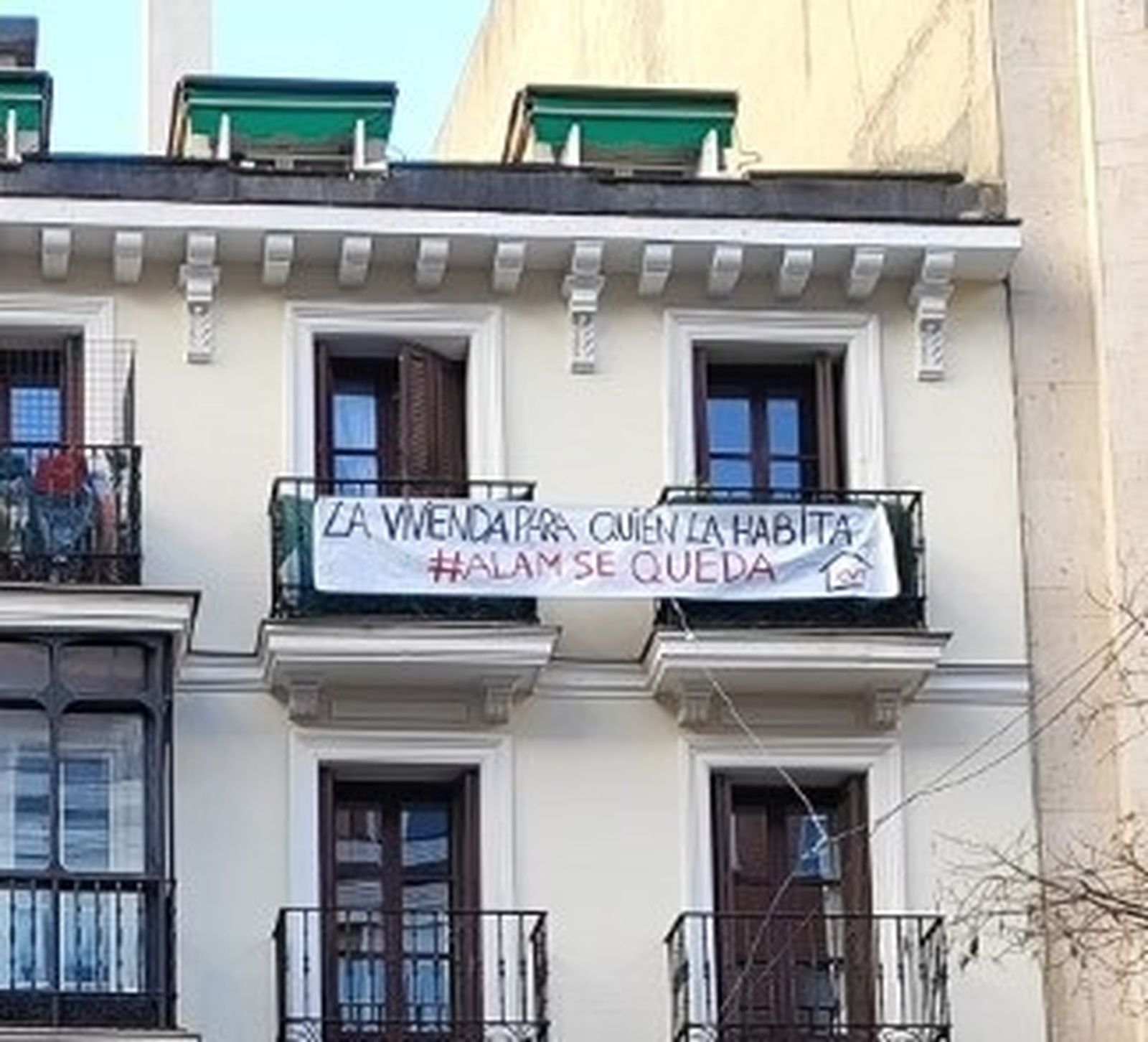 Pancarta en la vivienda de una familia de Madrid  desahuciada,