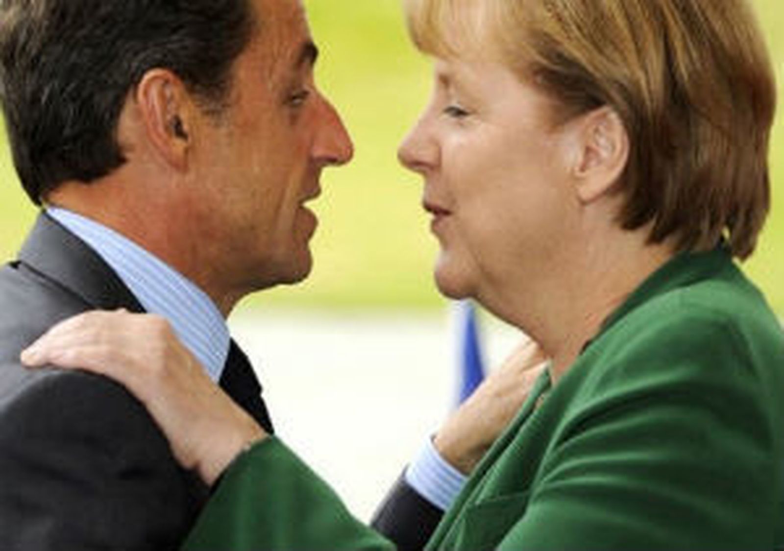 Sarkozy y Merkel pactan una línea común para el rescate griego en consenso con el BCE