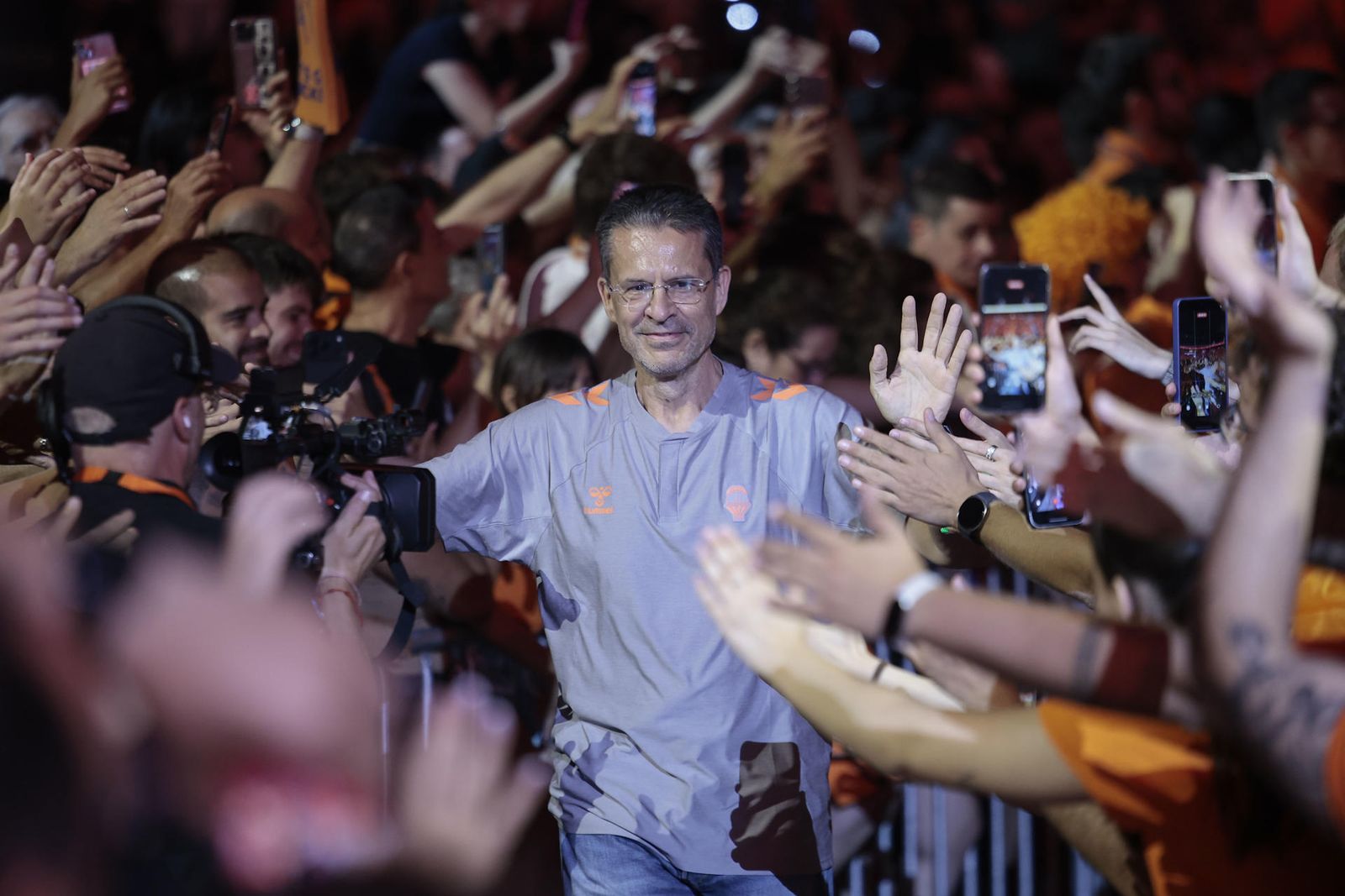 El entrenador del Valencia Basket, Pedro Martínez, durante la celebración del título de Liga de baloncesto