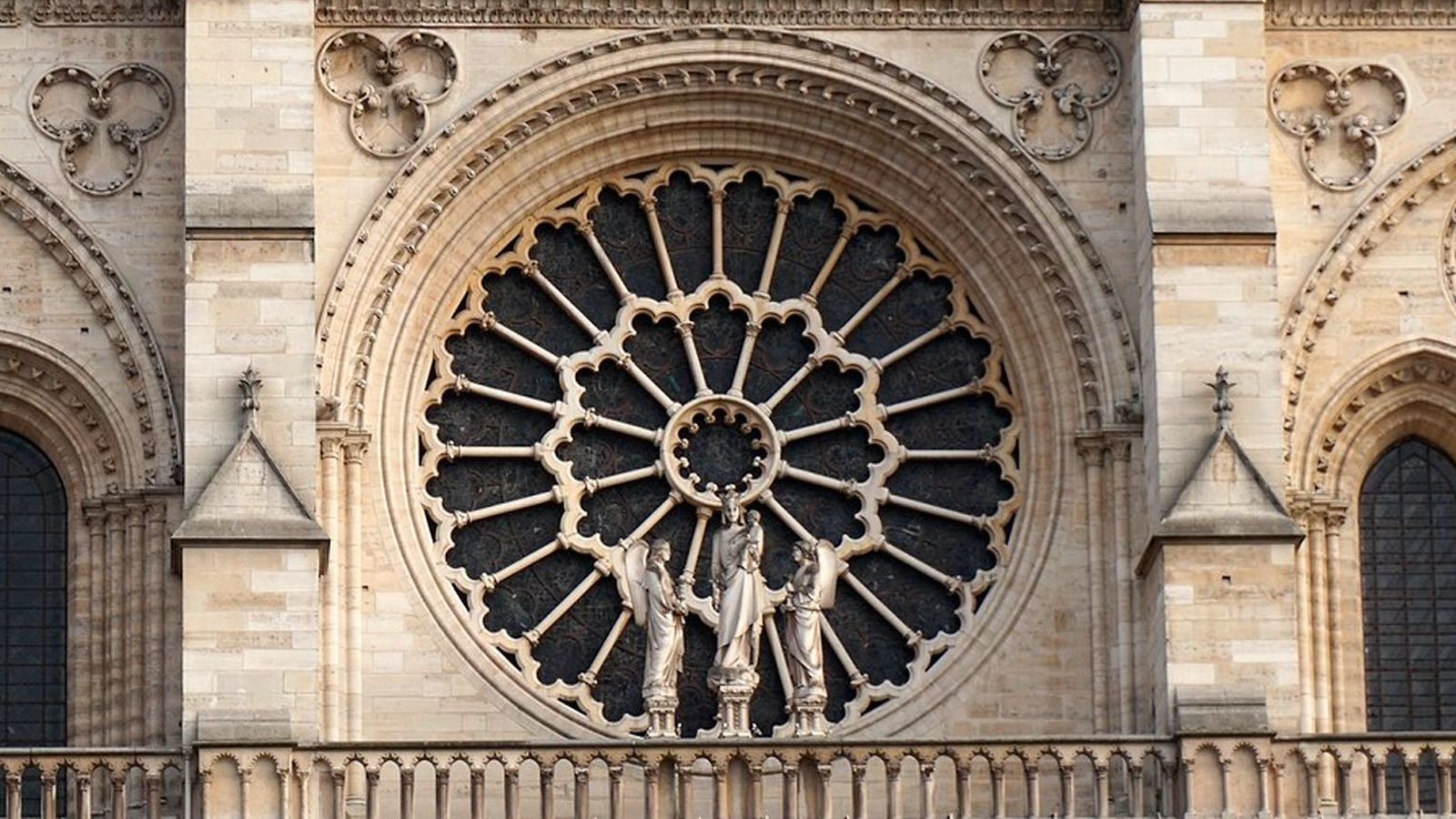 El rosetón de la fachada principal de la La catedral de Notre Dame de París