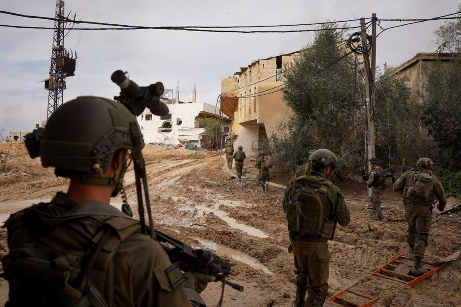 Militares del Ejército de Israel durante la ofensiva contra Jan Yunis, en el sur de la Franja de Gaza