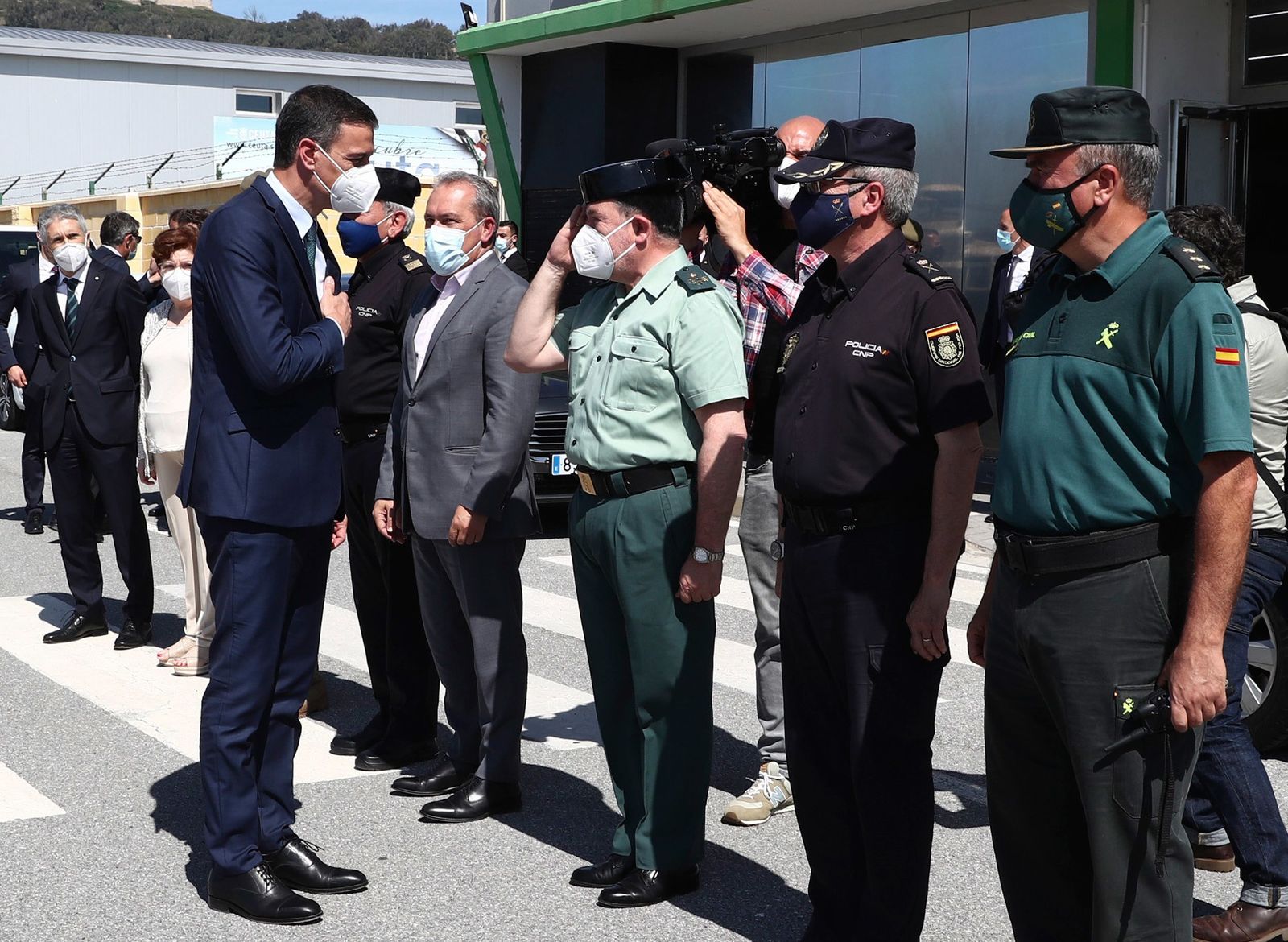 El presidente del Gobierno, Pedro Sánchez, a su llegada esta tarde a Ceuta, que vive una crisis migratoria sin precedentes con la entrada de miles personas desde Marruecos.