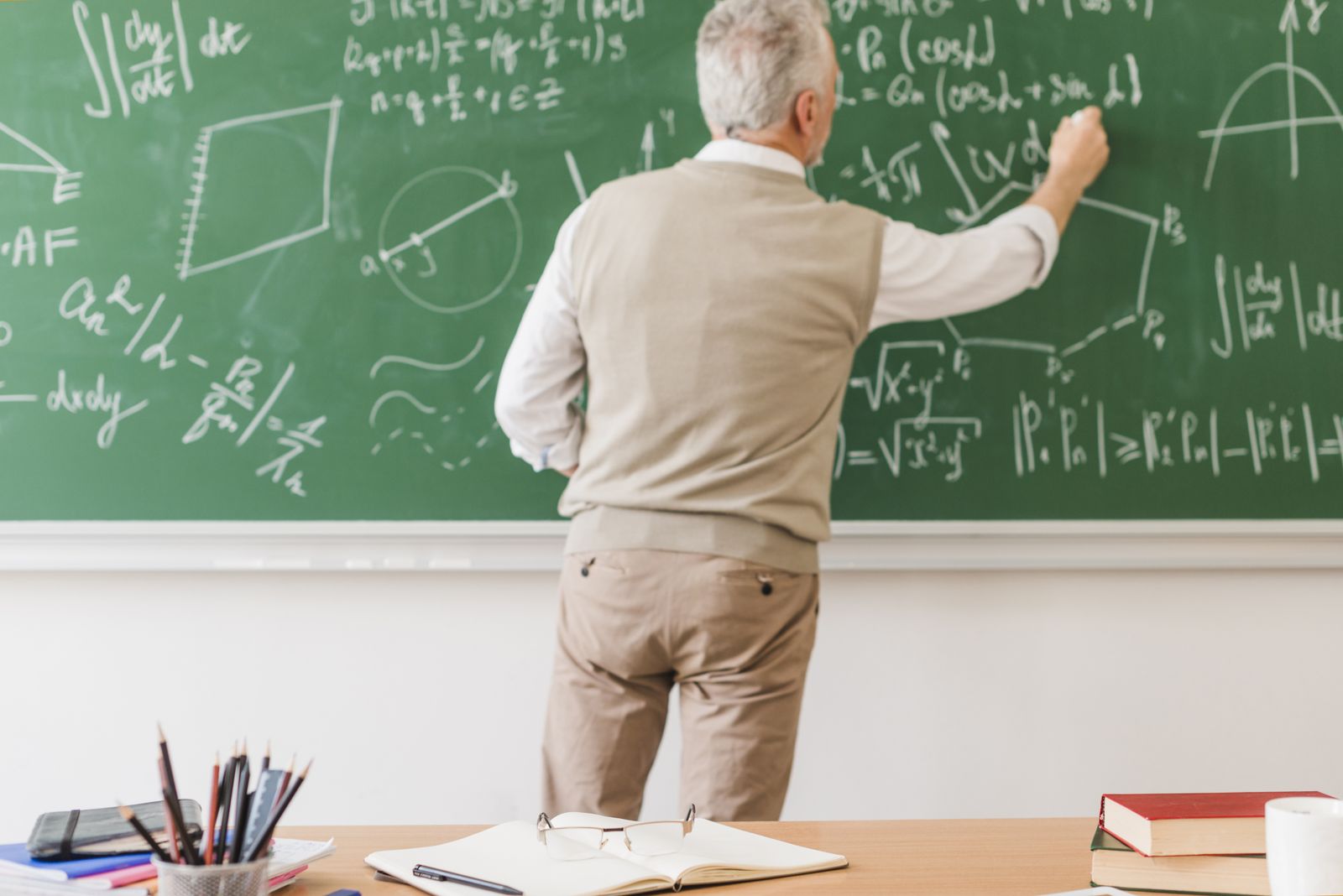 Profesor impartiendo una clase de matemáticas