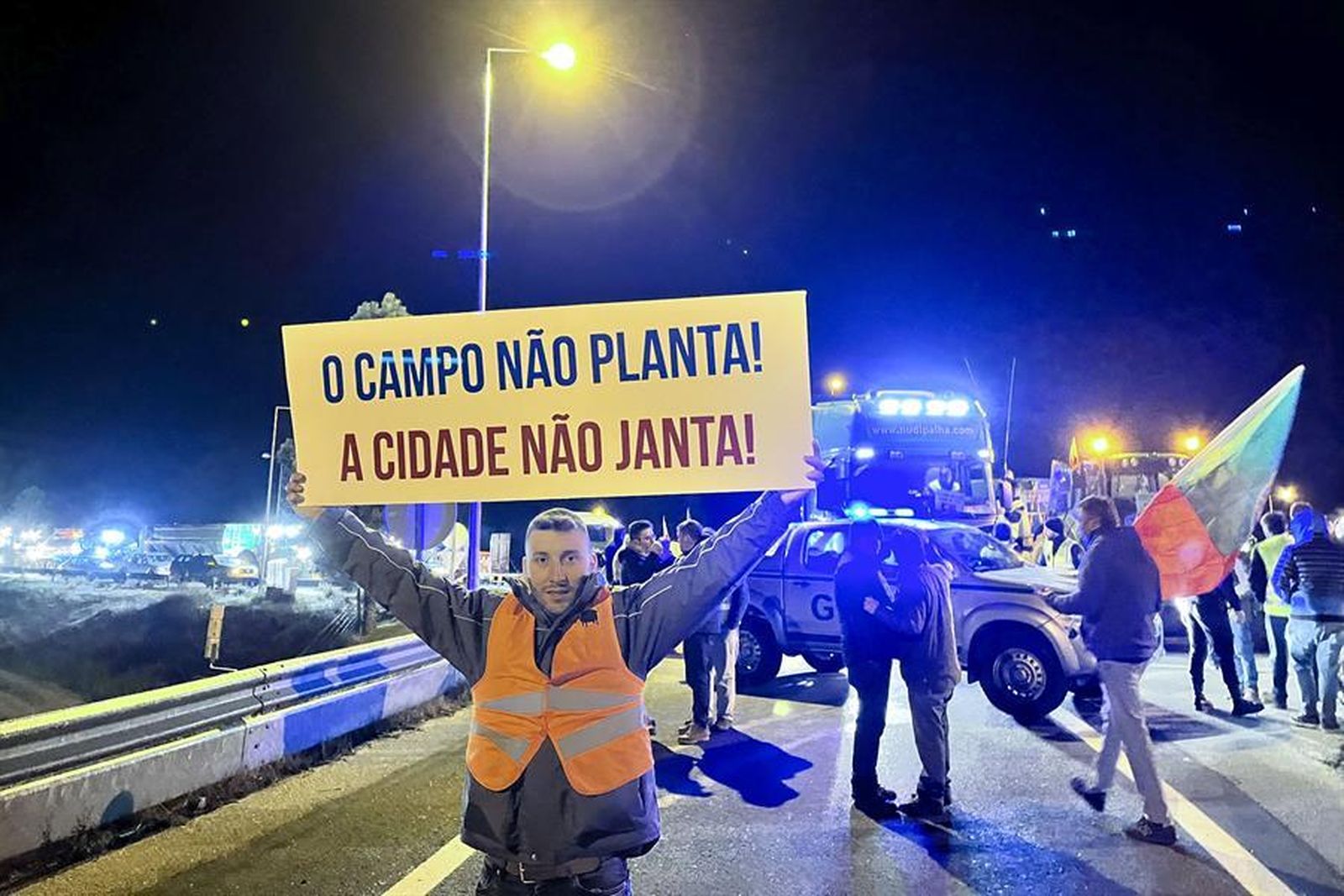 Los agricultores portugueses cortan algunas autovías próximas a España