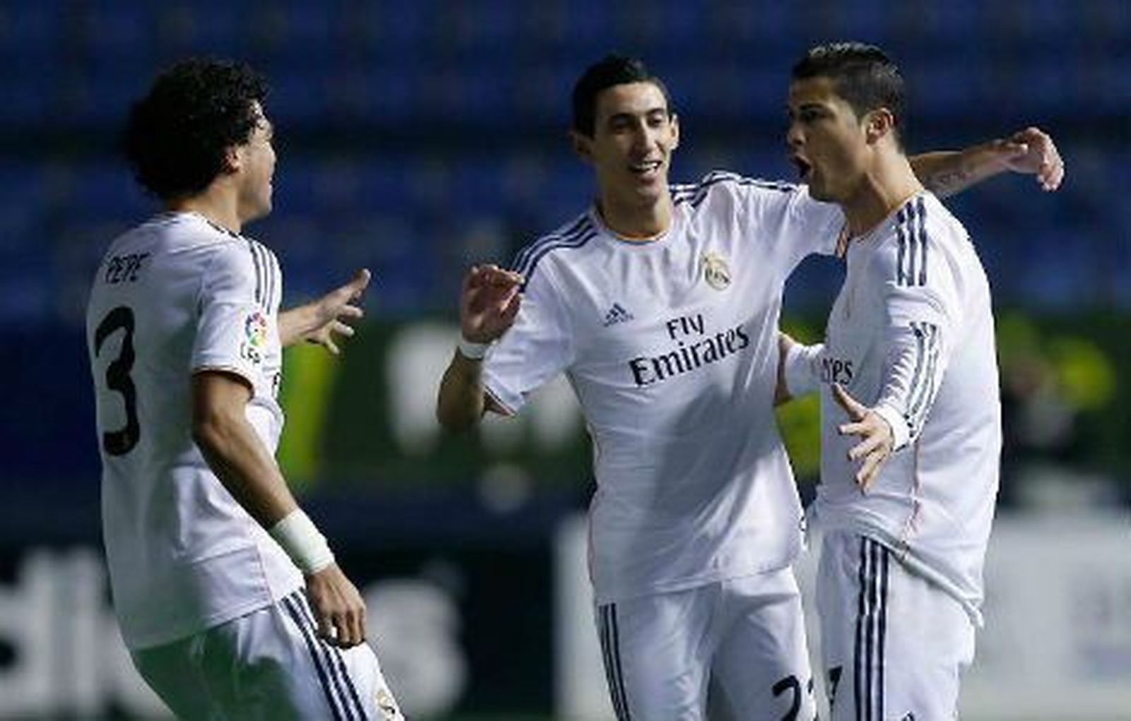 0-2. El Real Madrid se pasea en Pamplona para meterse en cuartos