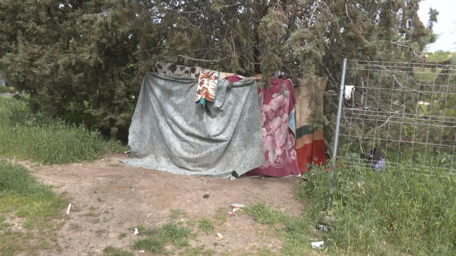 Infraviviendas, suciedad y sensación de inseguridad: la degradación del parque Cerro Almodóvar en Aluche