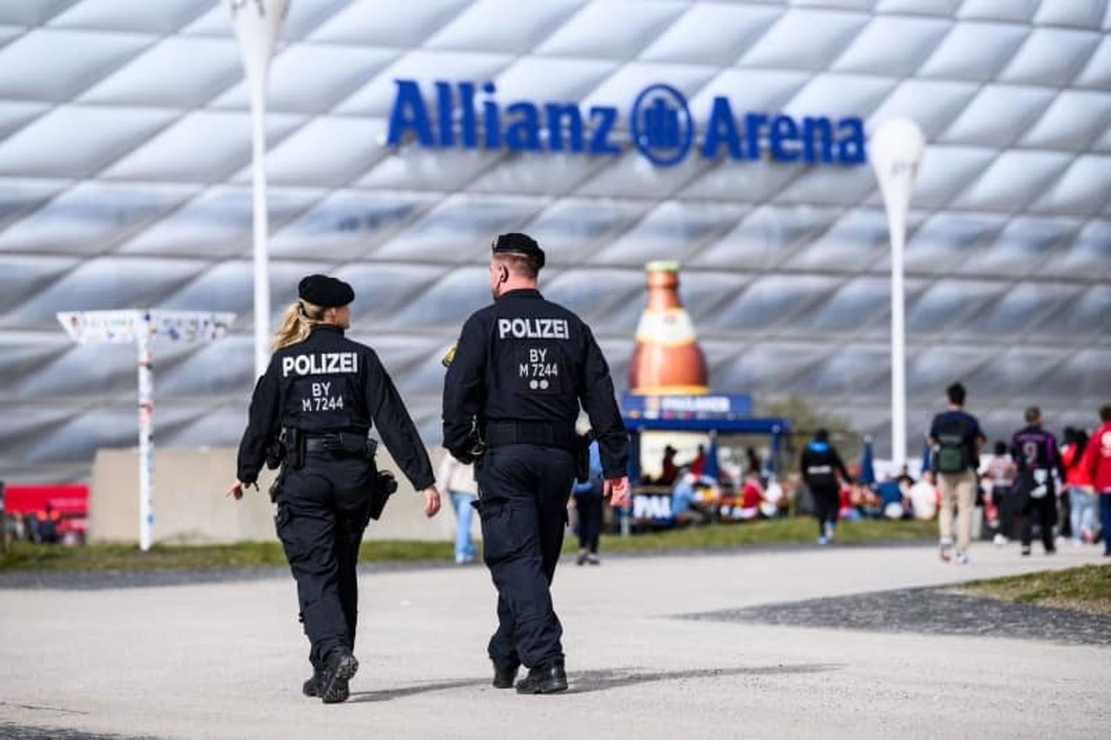 Policía alemana en el exterior del Allianz Arena