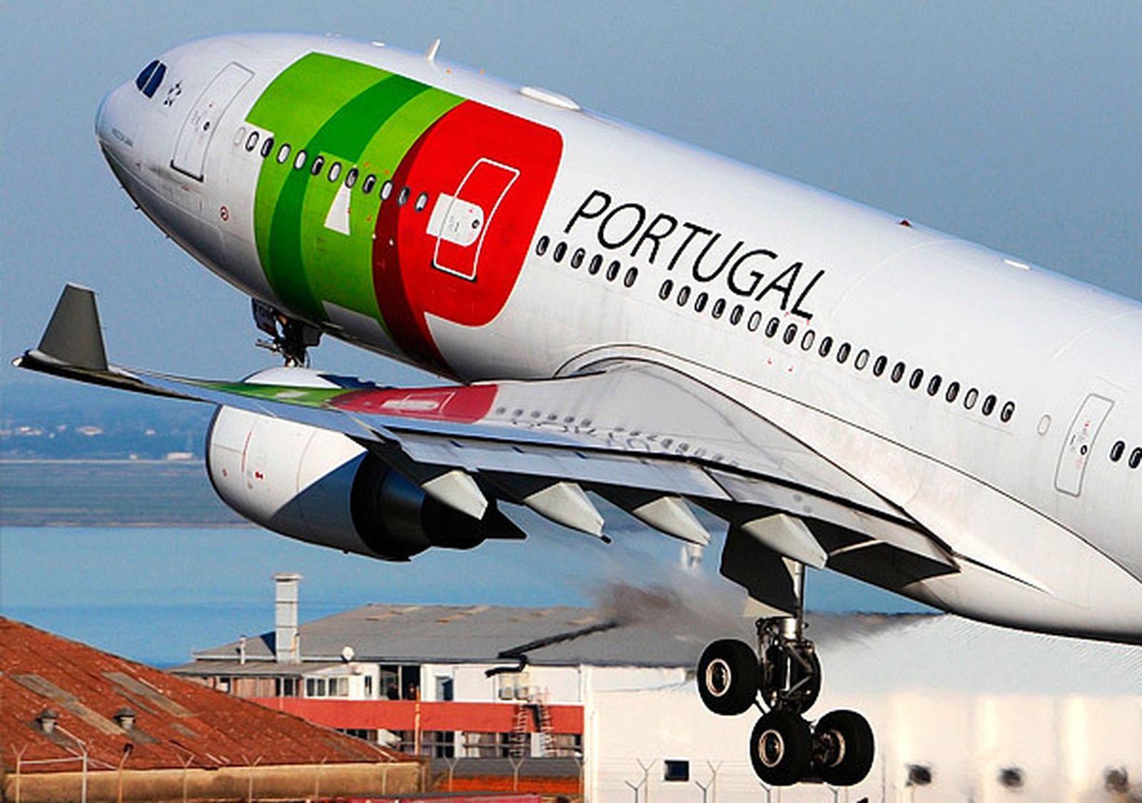 Un avión de TAP Portugal despegando del aeropuerto de Lisboa