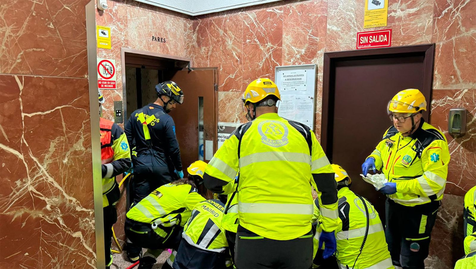 Un hombre resulta herido grave en un accidente laboral en la Plaza Verín