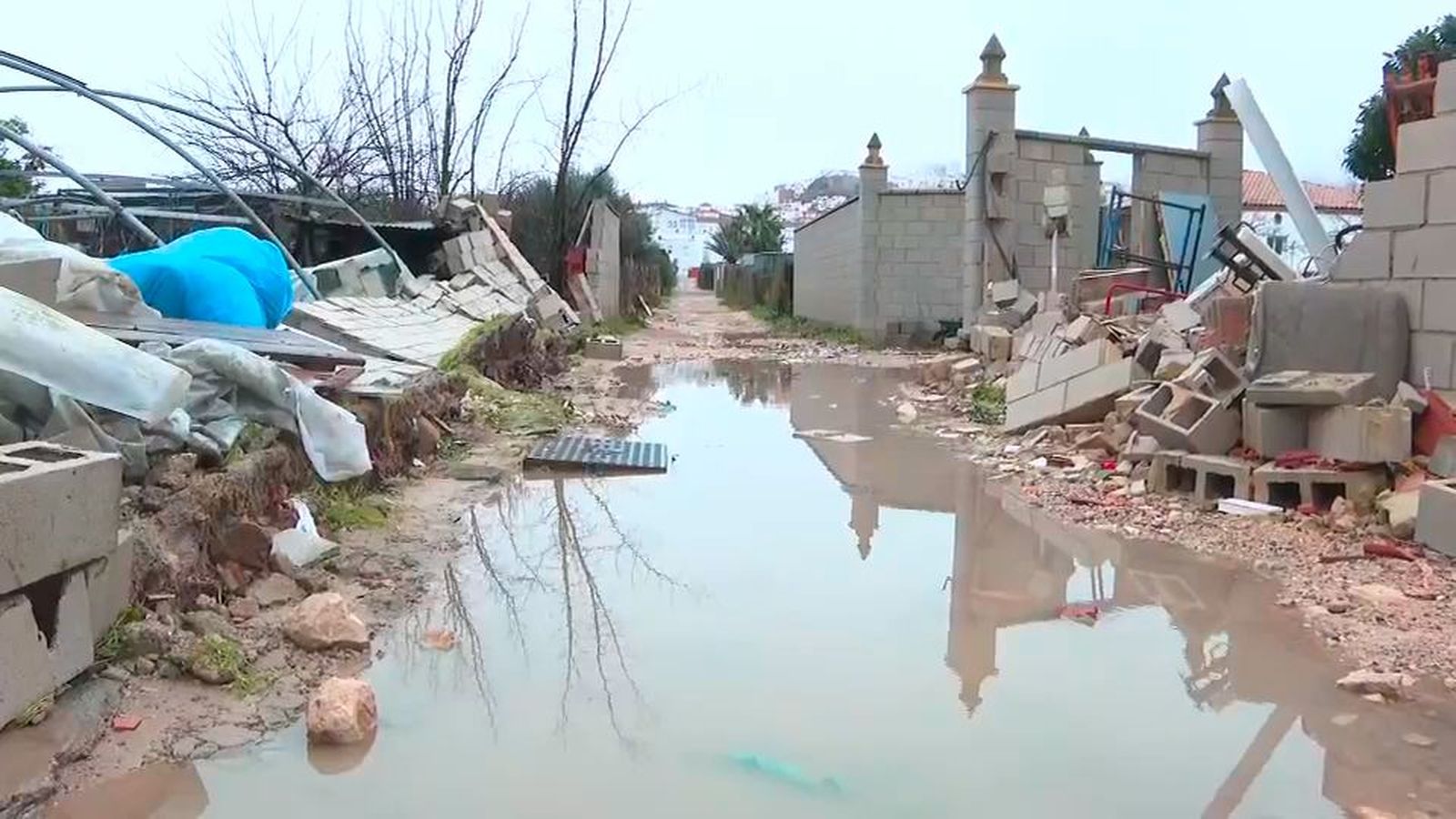 Edificios derrumbados, peligrosos deslizamientos de tierra y pueblos inundados tras el temporal en Andalucía