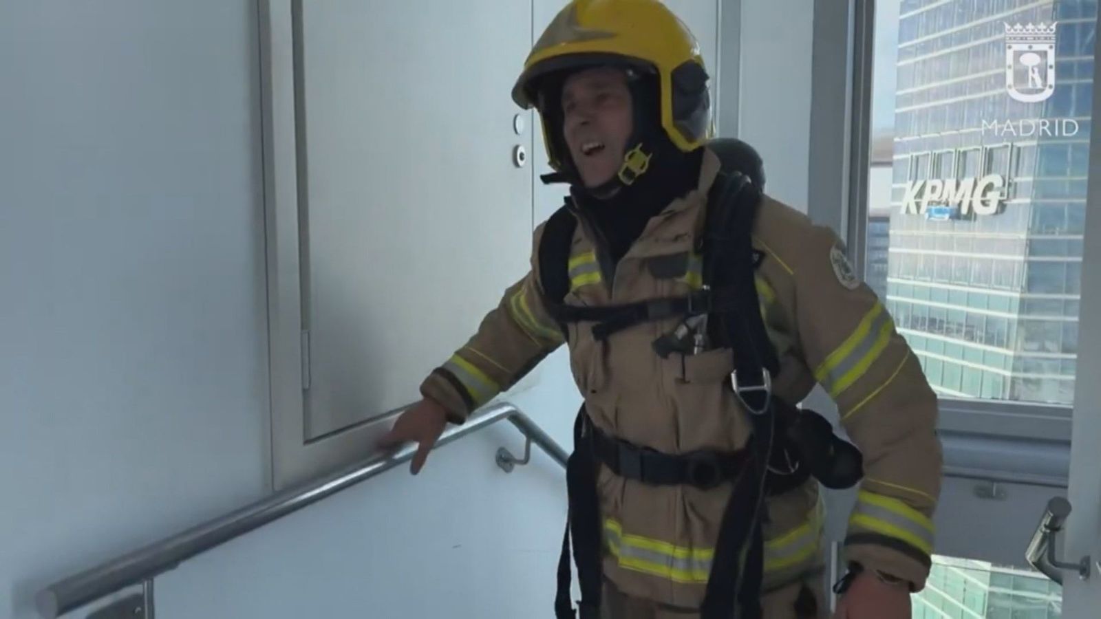 Subir corriendo 55 plantas con 18 kilos de peso encima: la "temible" Carrera Vertical de los Bomberos de Madrid