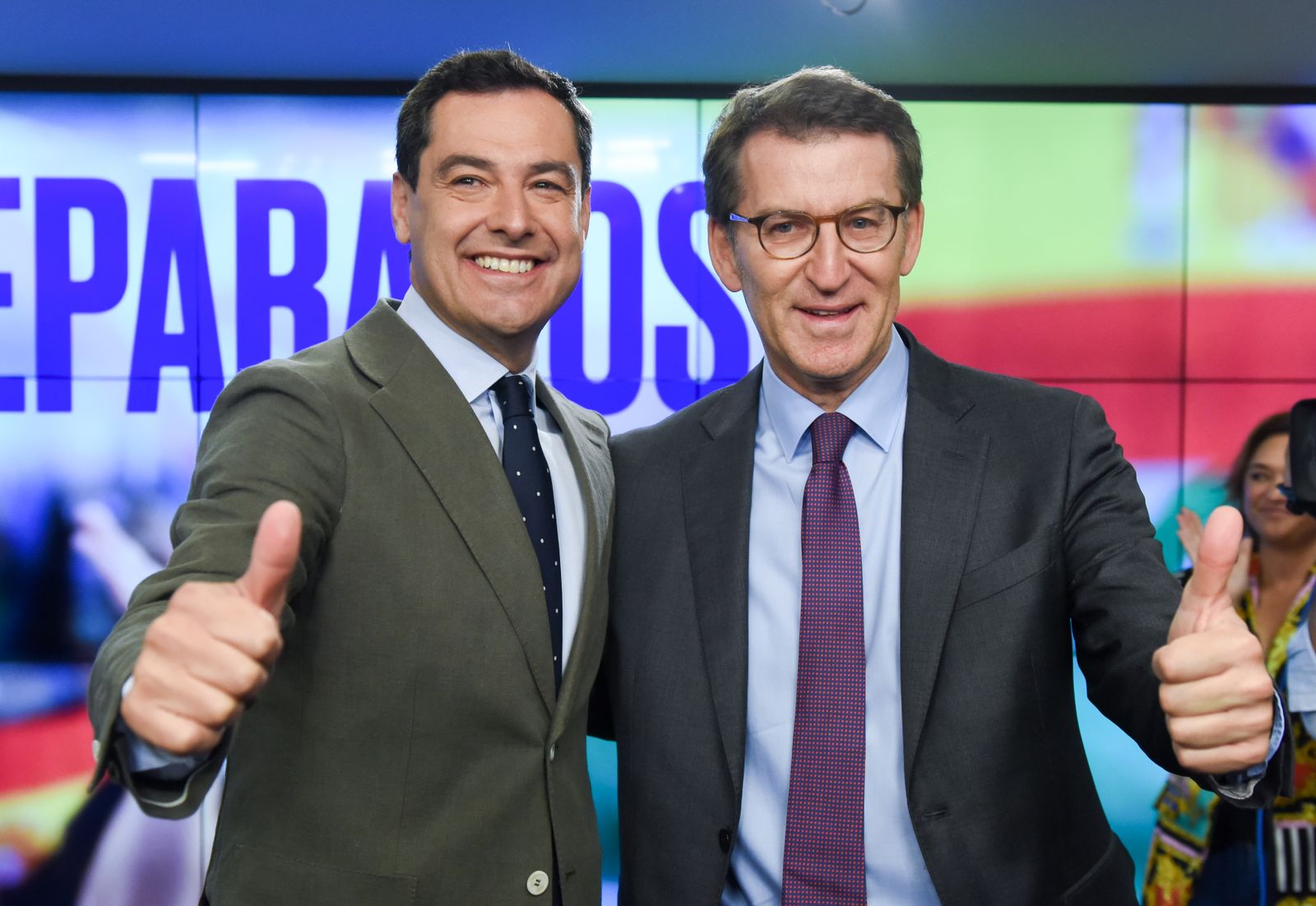 El presidente del PP andaluz y presidente electo de la Junta de Andalucía, Juanma Moreno y el presidente del PP, Alberto Núñez Feijóo