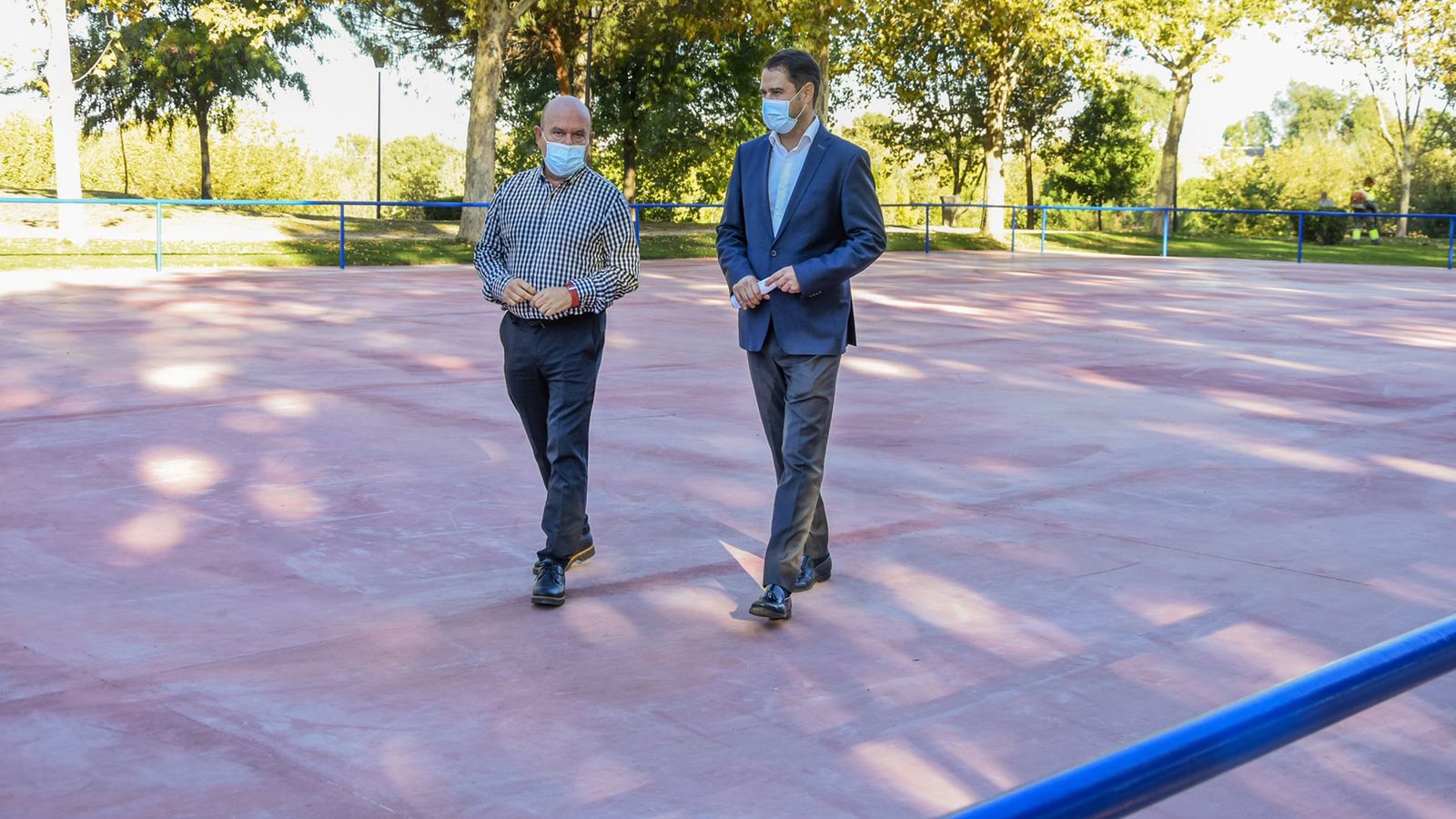 Ignacio Vázquez, a la derecha, visita la pista de patinaje