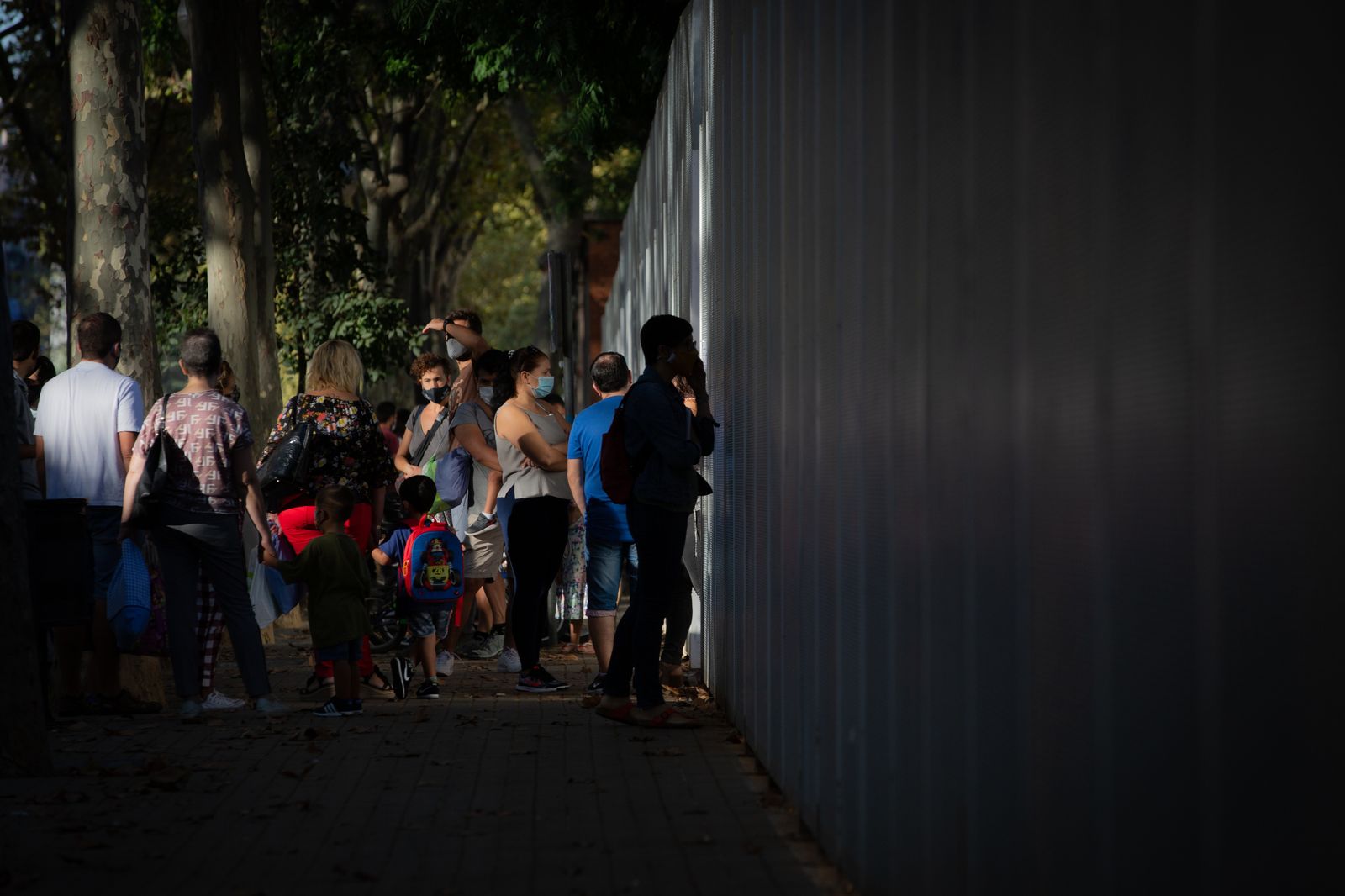 Padres y alumnos a las puertas de un colegio de Barcelona
