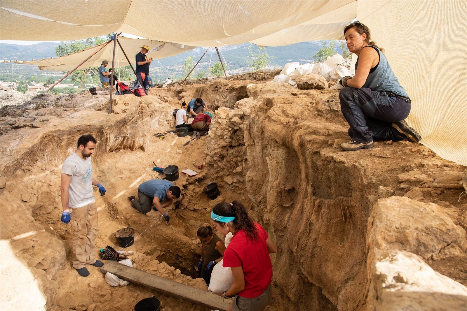 Varias personas trabajan en la excavación del Valle de los Neandertales
