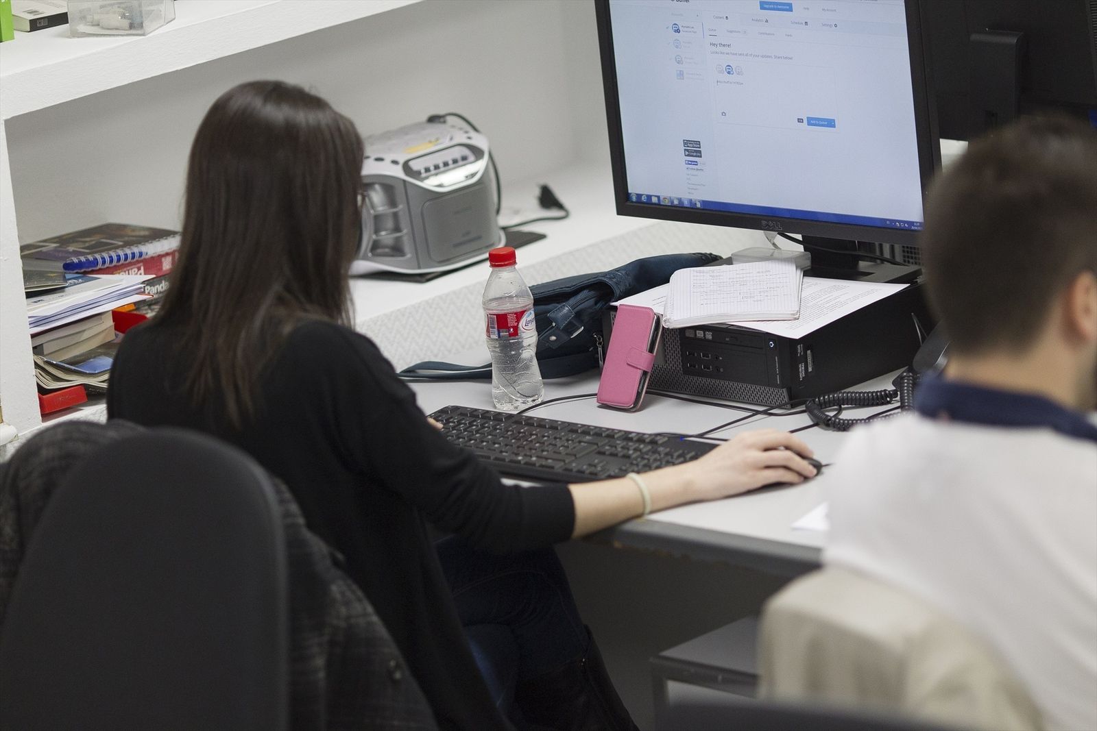 Mujer trabajando con su ordenador en una oficina