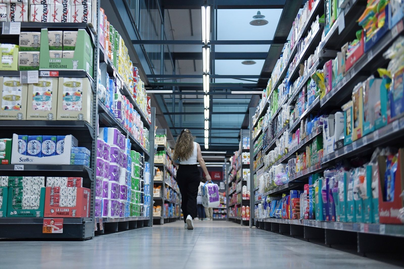 Una persona hace la compra en un supermercado