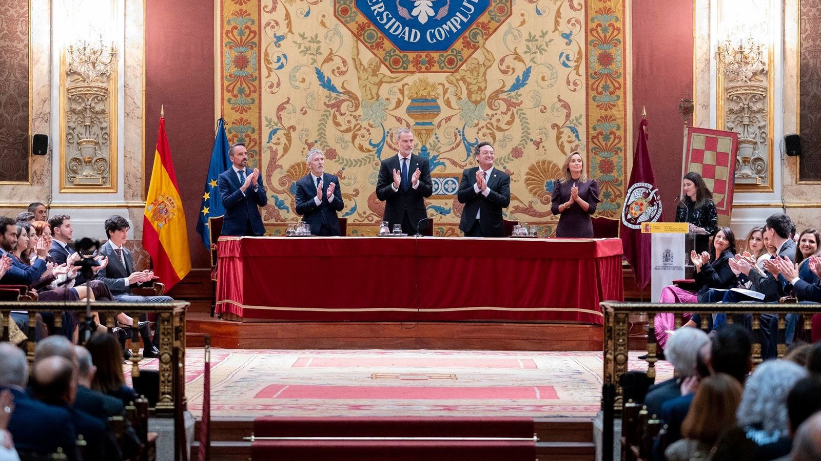 Felipe VI entrega los despachos a 79 nuevos integrantes de la carrera fiscal
