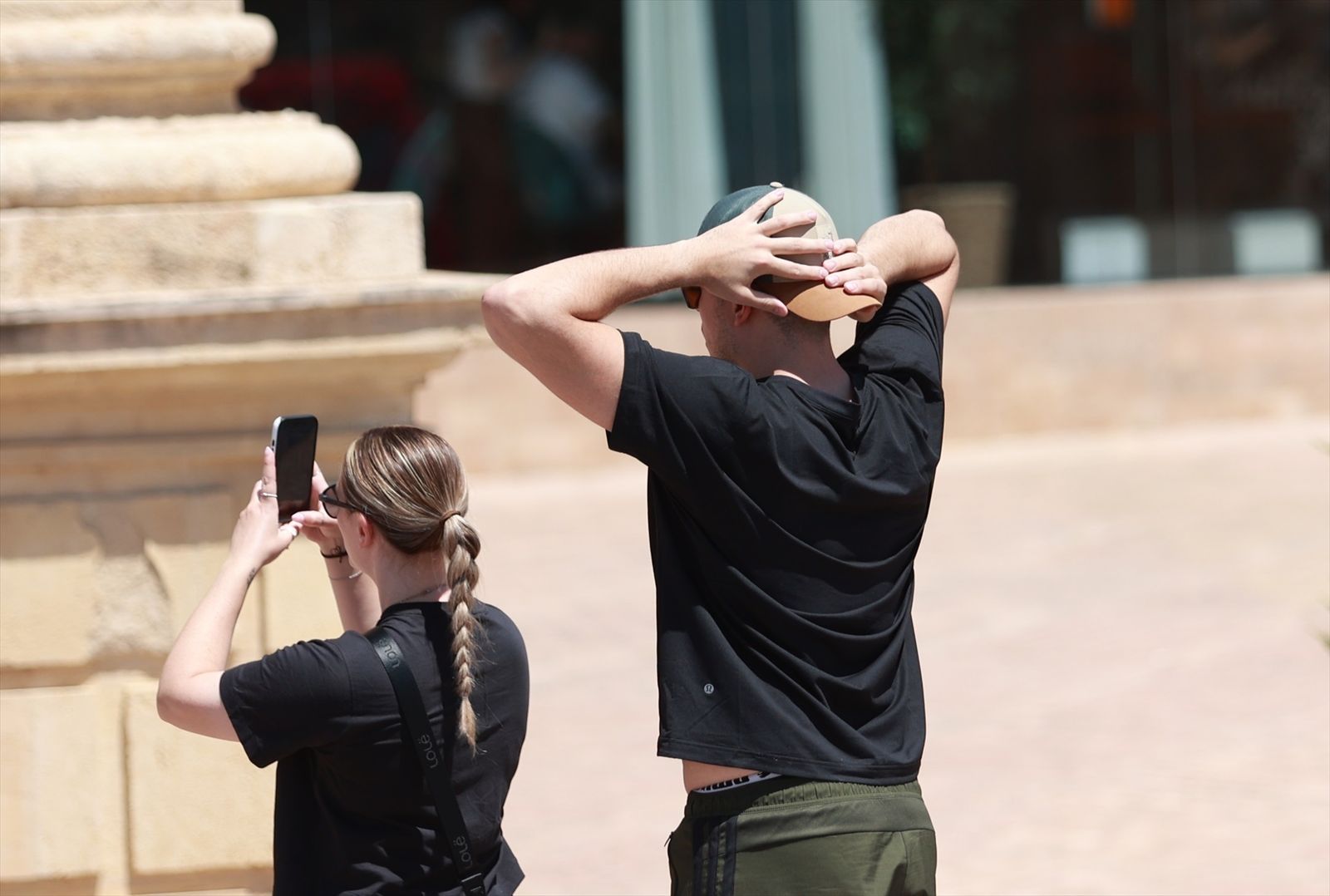 Un ciudadano se protege la cabeza por el calor