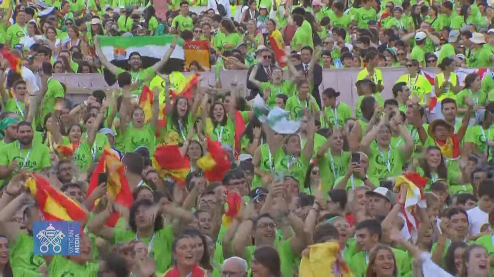 Fiesta española en el Vaticano: más de 25.000 jóvenes tiñen de verde la plaza de San Pedro