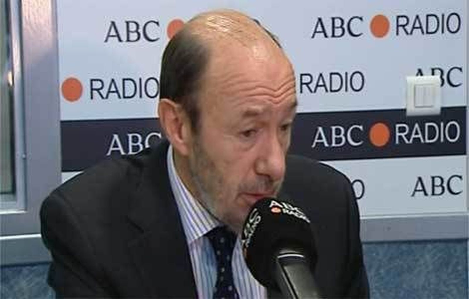 Rubalcaba se ve liderando el PSOE hasta 2016 porque tiene contrato por 4 años