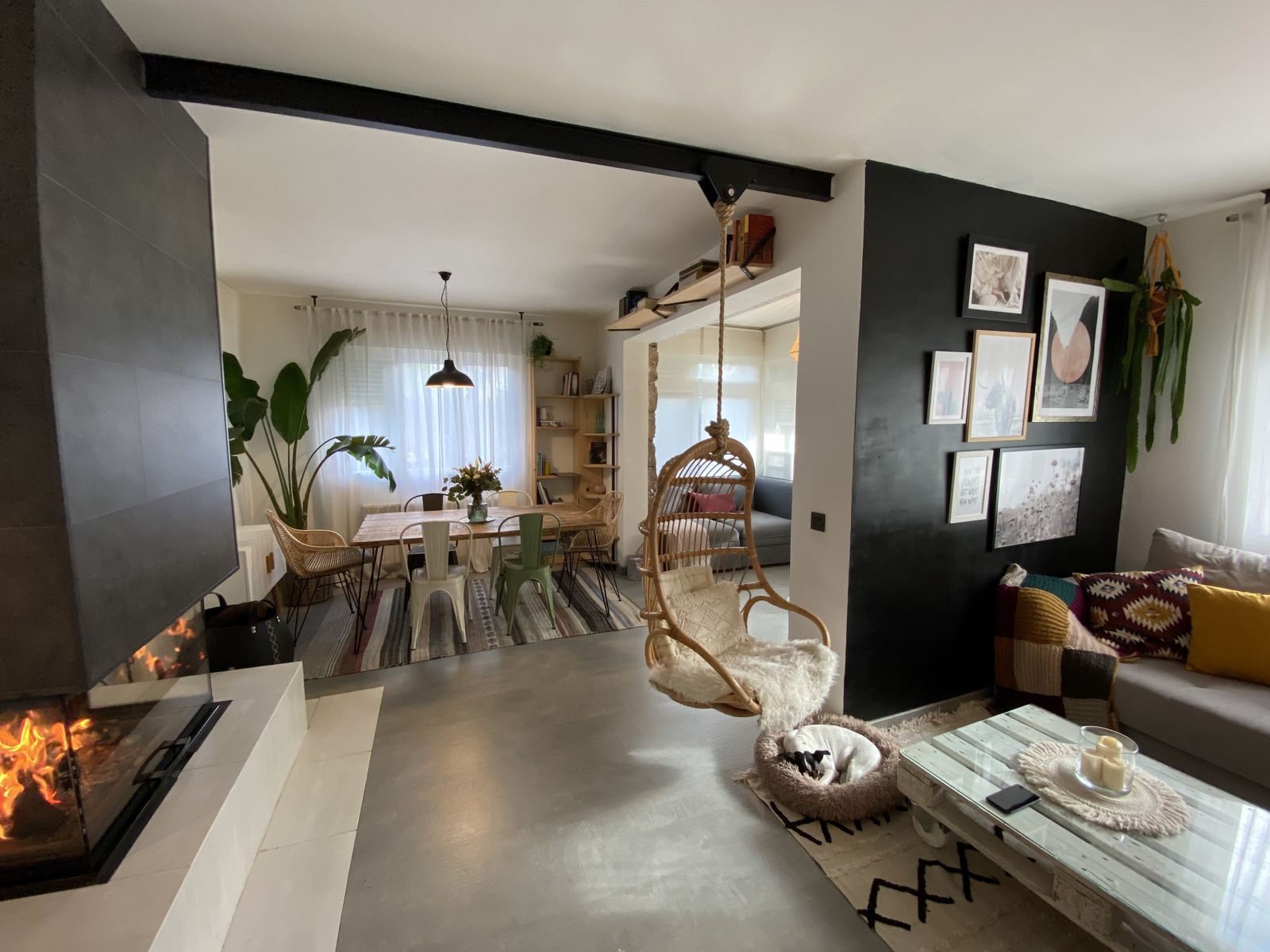 Y esta idílica vivienda 'boho-chic' es de una profesional textil del macramé. Y la mayoría de los muebles, los hizo con su marido siguiendo tutoriales por Internet.