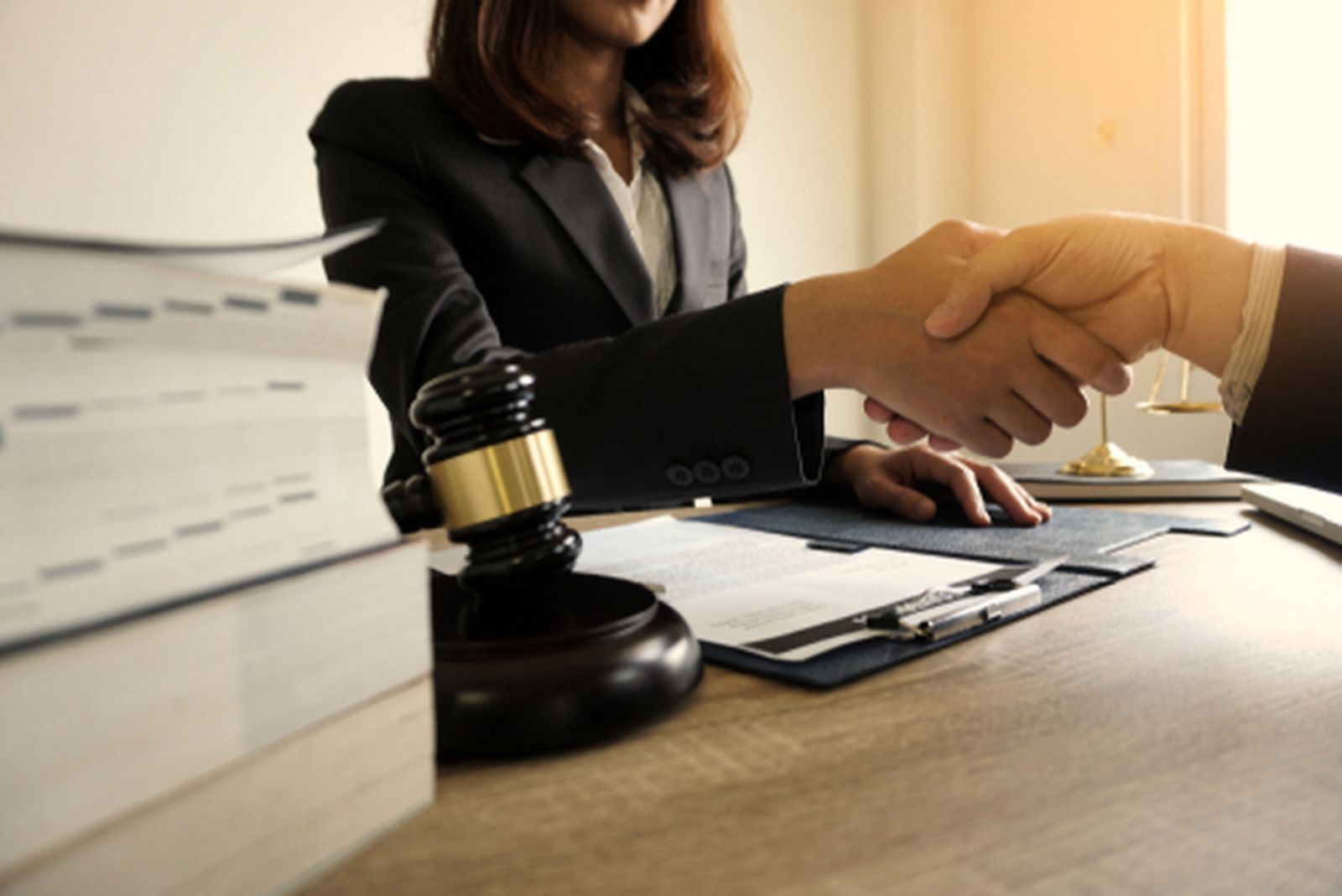 Un abogado se inventa una sentencia para estafar 800 euros... a su suegra