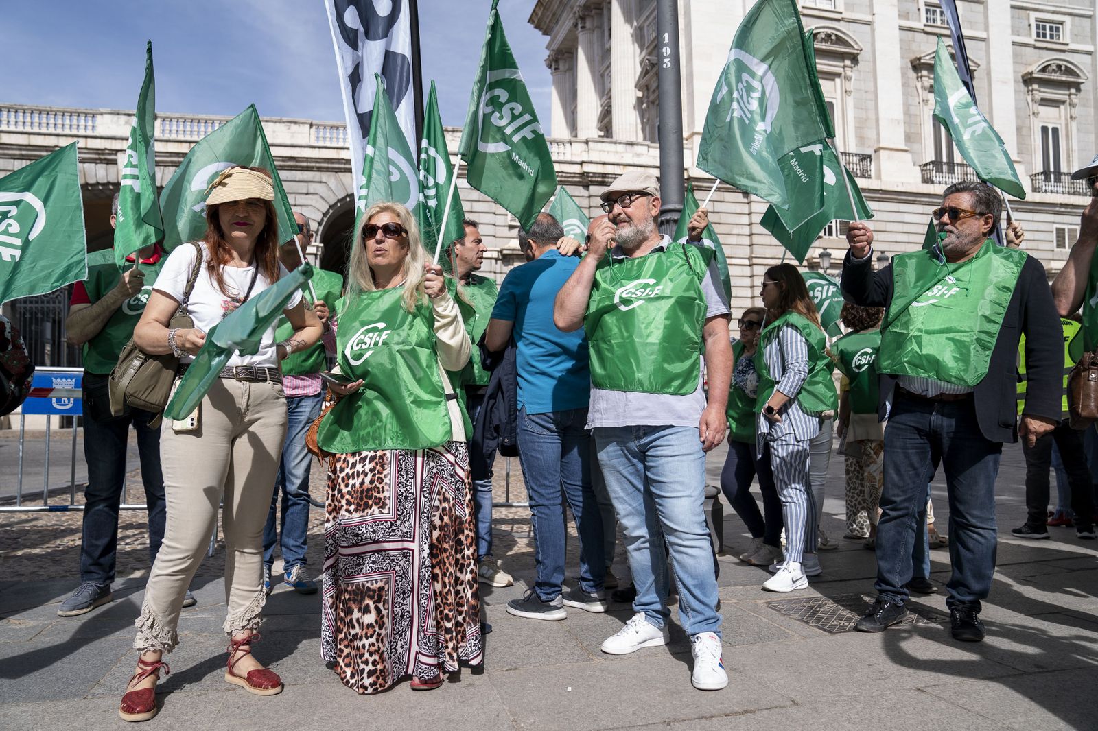 Trabajadores de Patrimonio Nacional reclaman mejoras laborales frente al Palacio Real
