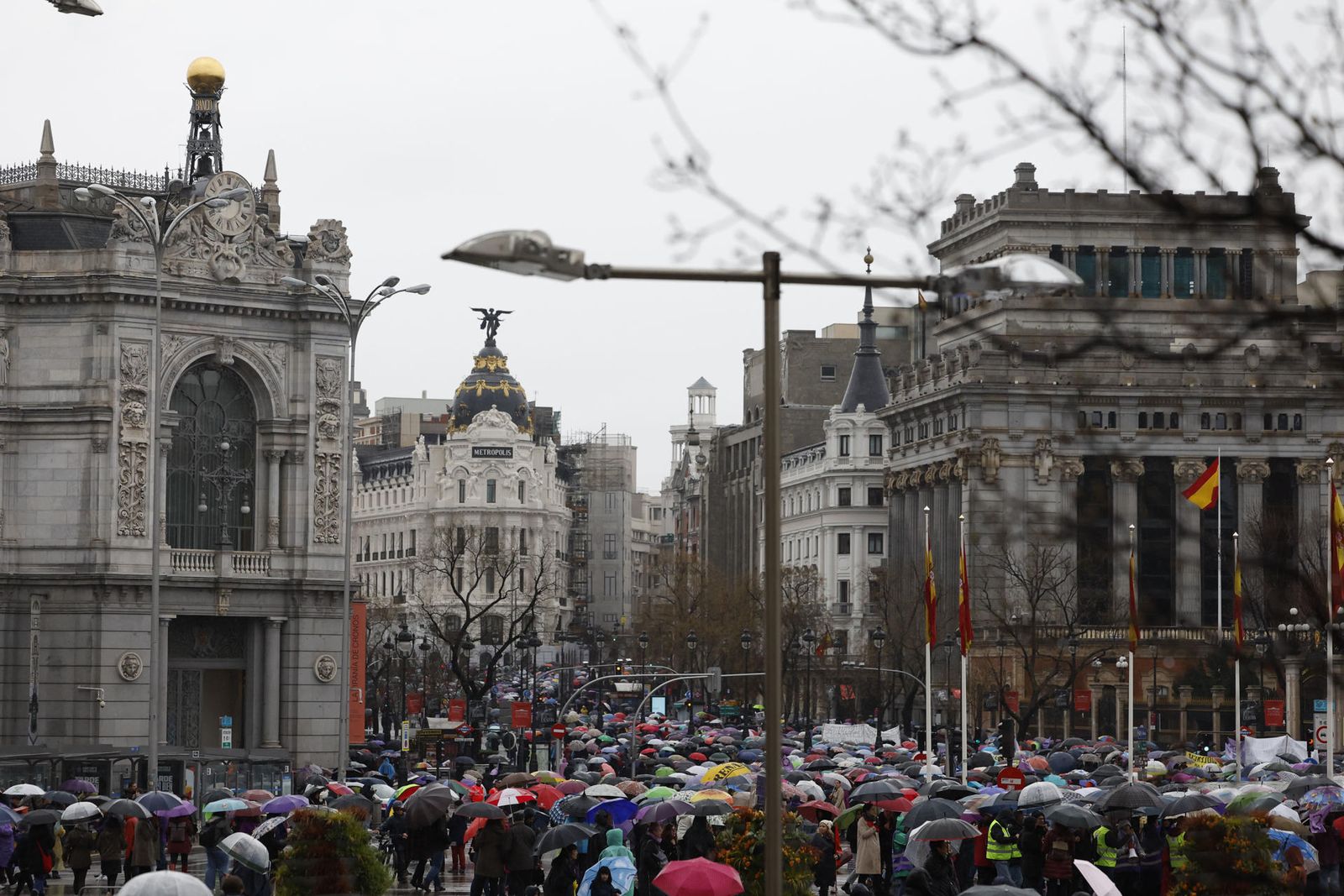 Feministas reivindican bajo la lluvia a "todes" en Madrid