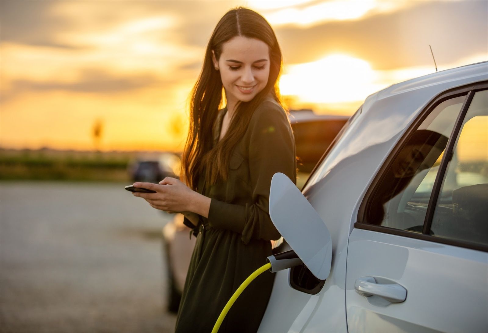 Un coche eléctrico cargando