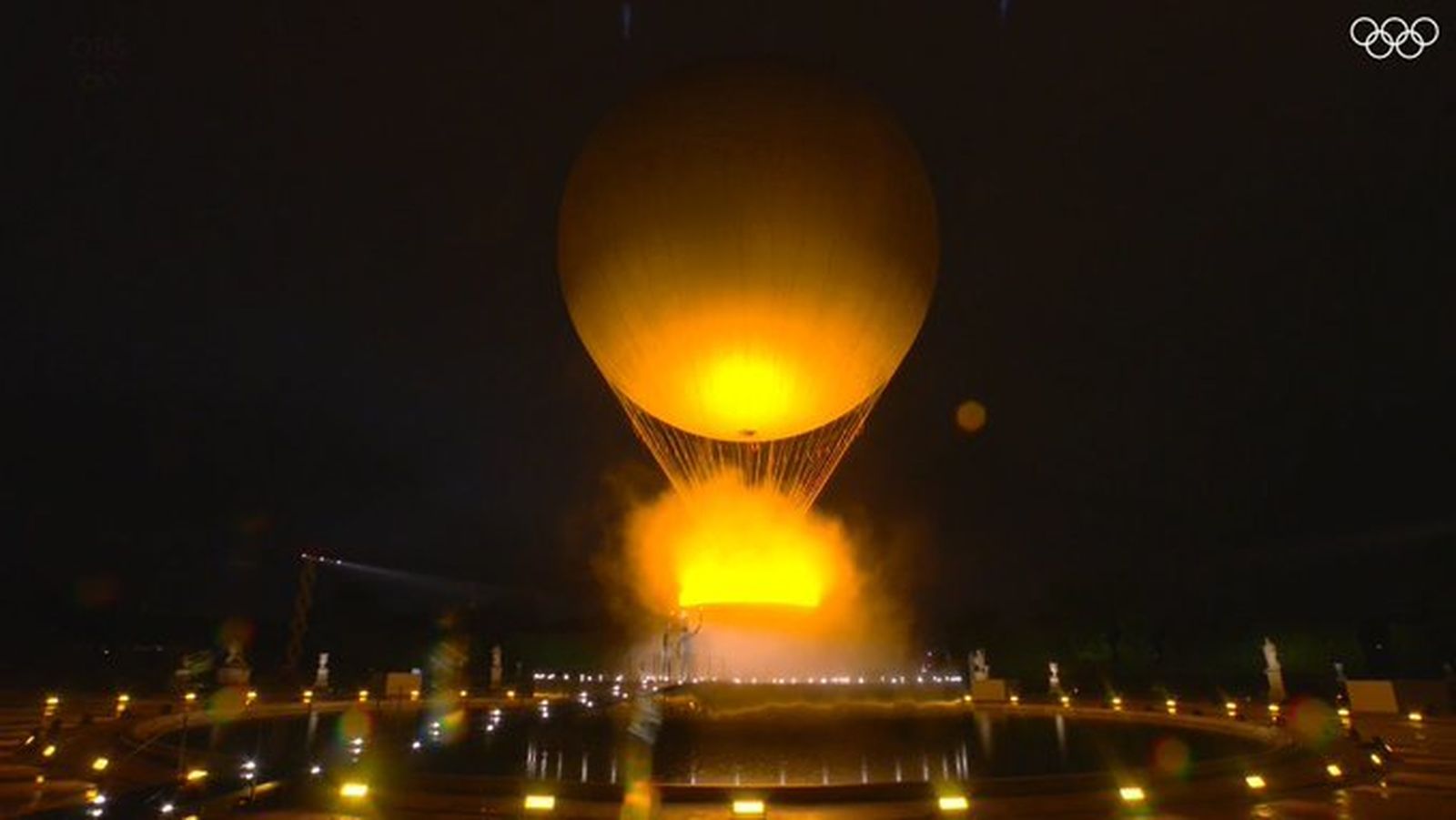 Globo aerostático con el pebetero encendido