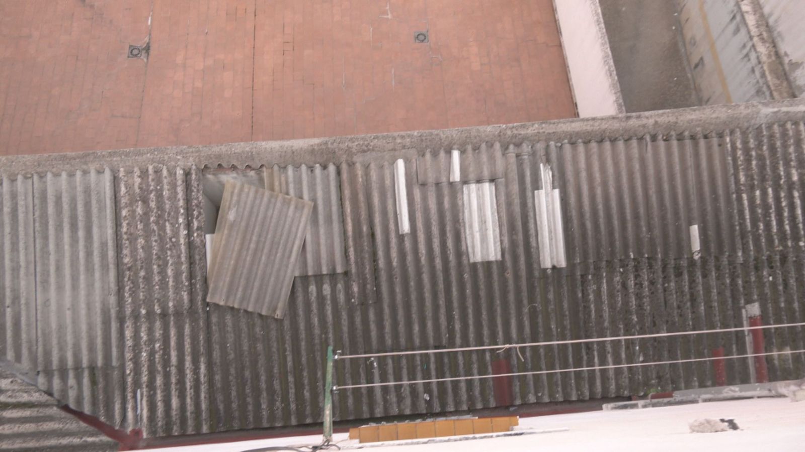 Una familia de Carabanchel denuncia vivir rodeada de amianto