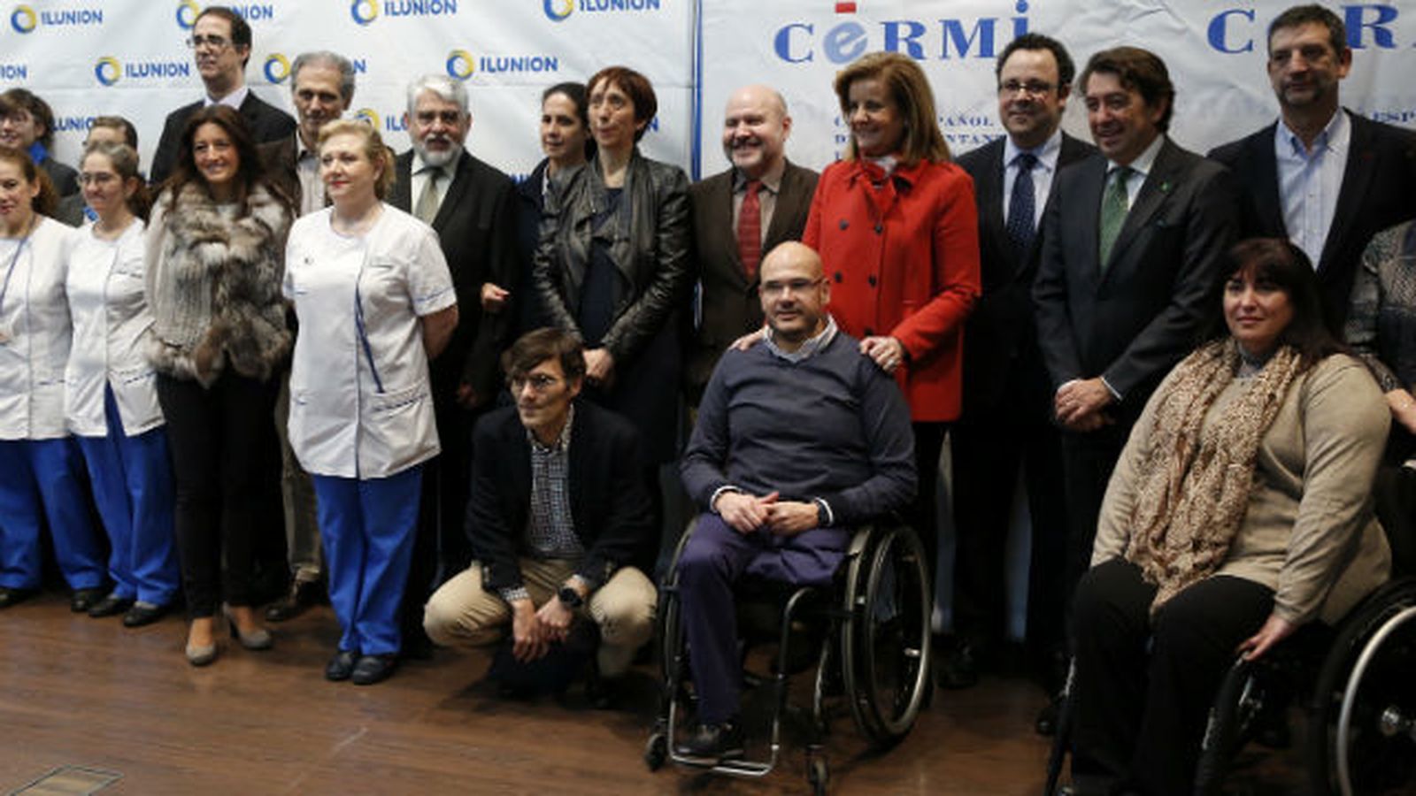 La ministra de Empleo, Fátima Báñez, posa con los empleados y miembros de la asociación CERMI