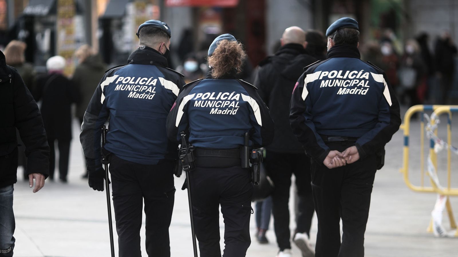 Agentes de la Policía Municipal de Madrid patrullan en las inmediaciones de Sol