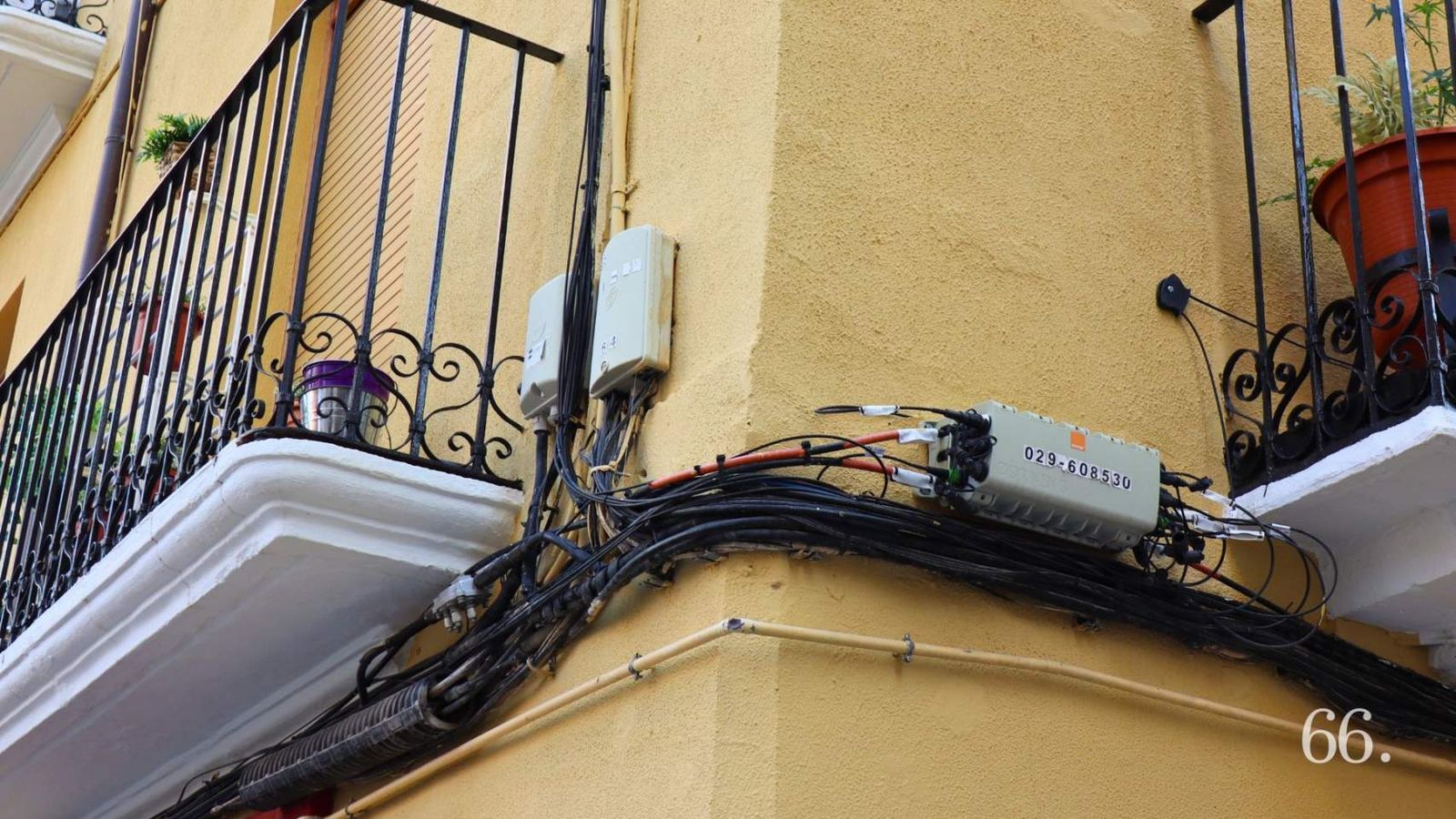 Cables colgantes en una fachada