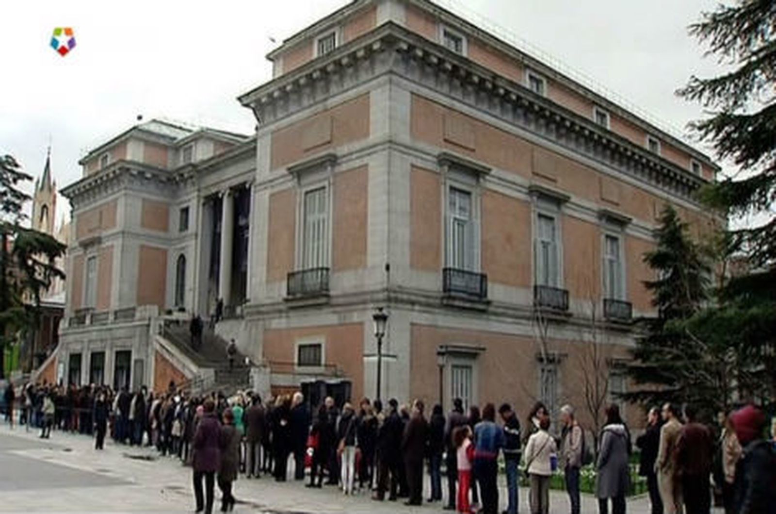 Cola de turistas en el museo del Prado