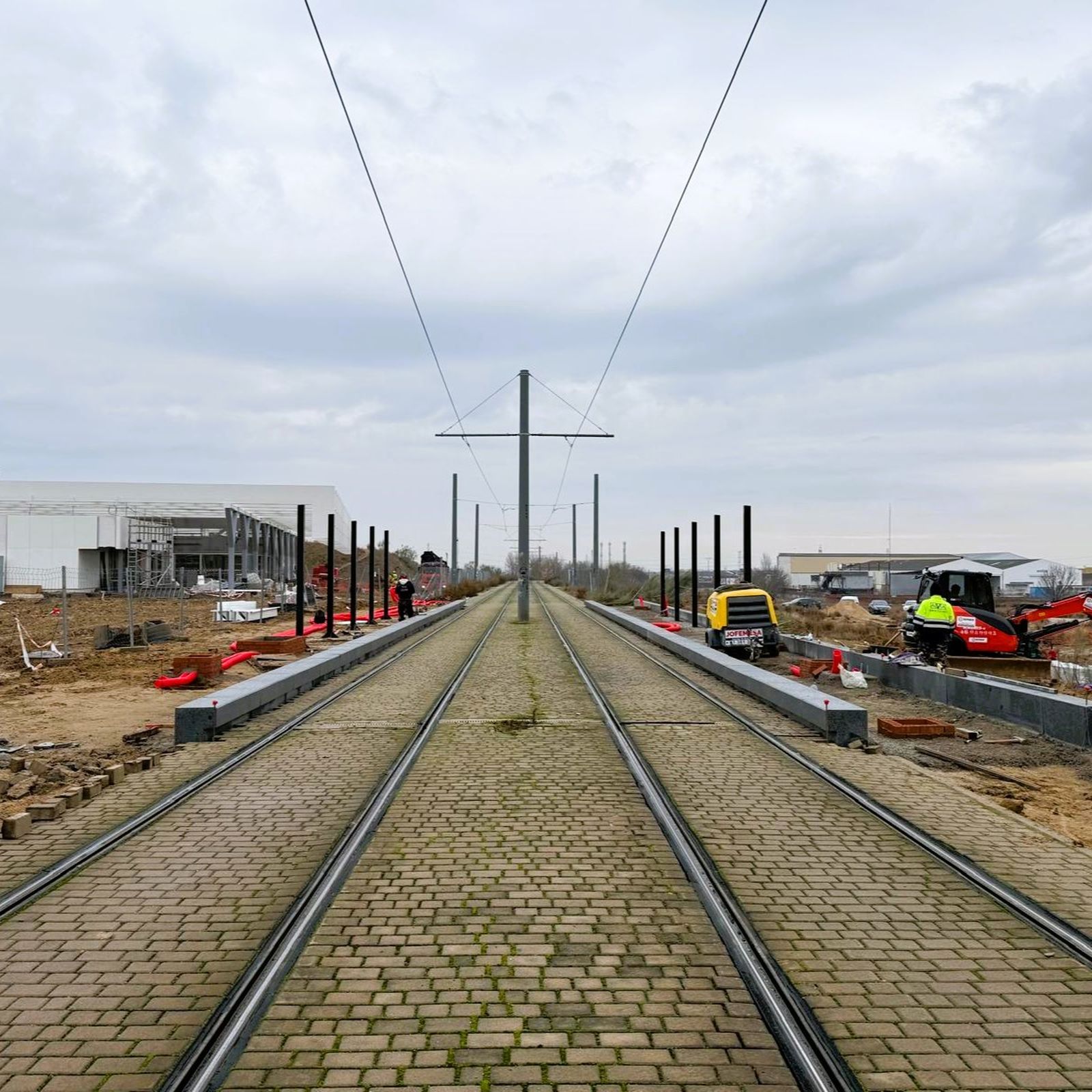 Obras de  la nueva parada de tranvía junto a la futura estación de Parla Norte
