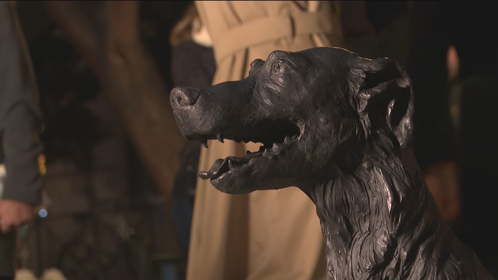 El perro Paco ya tiene estatua en la calle Huertas de Madrid