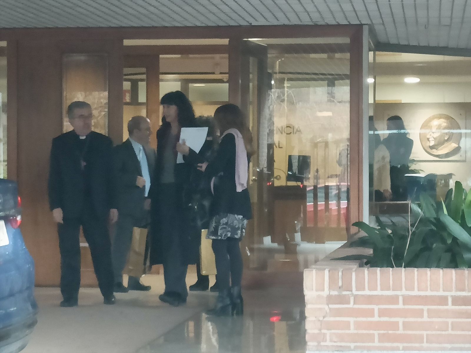 La ministra Ana Redondo junto al presidente de la CEE, Luis Argüello, en la sede de la CEE