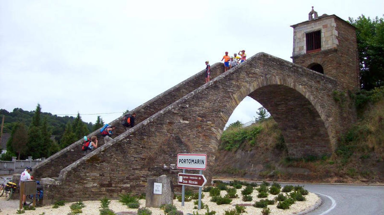 Camino de Santiago a su paso por la localidad lucense de Portomarín