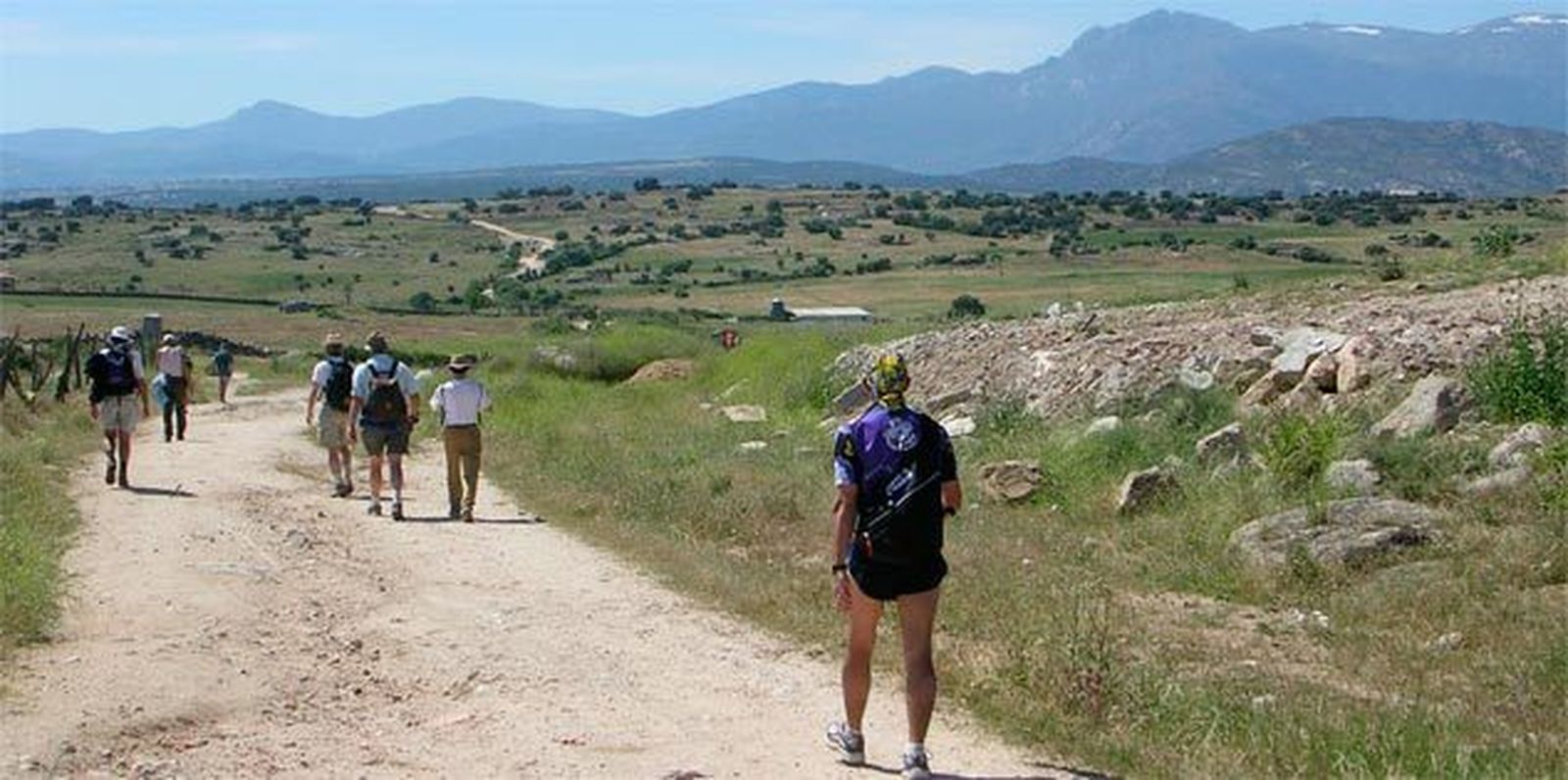 El camino de Santiago, a su paso por Colmenar Viejo, con la sierra de Guadarrama al fondo