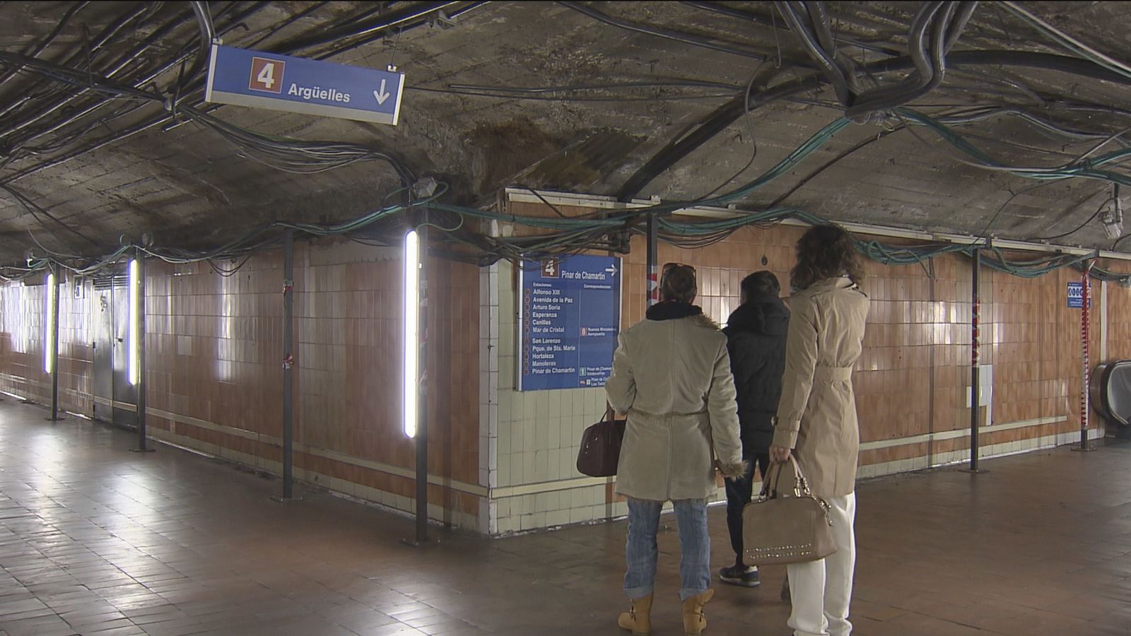 Varios viajeros en una estación de la línea 4 de Metro de Madrid
